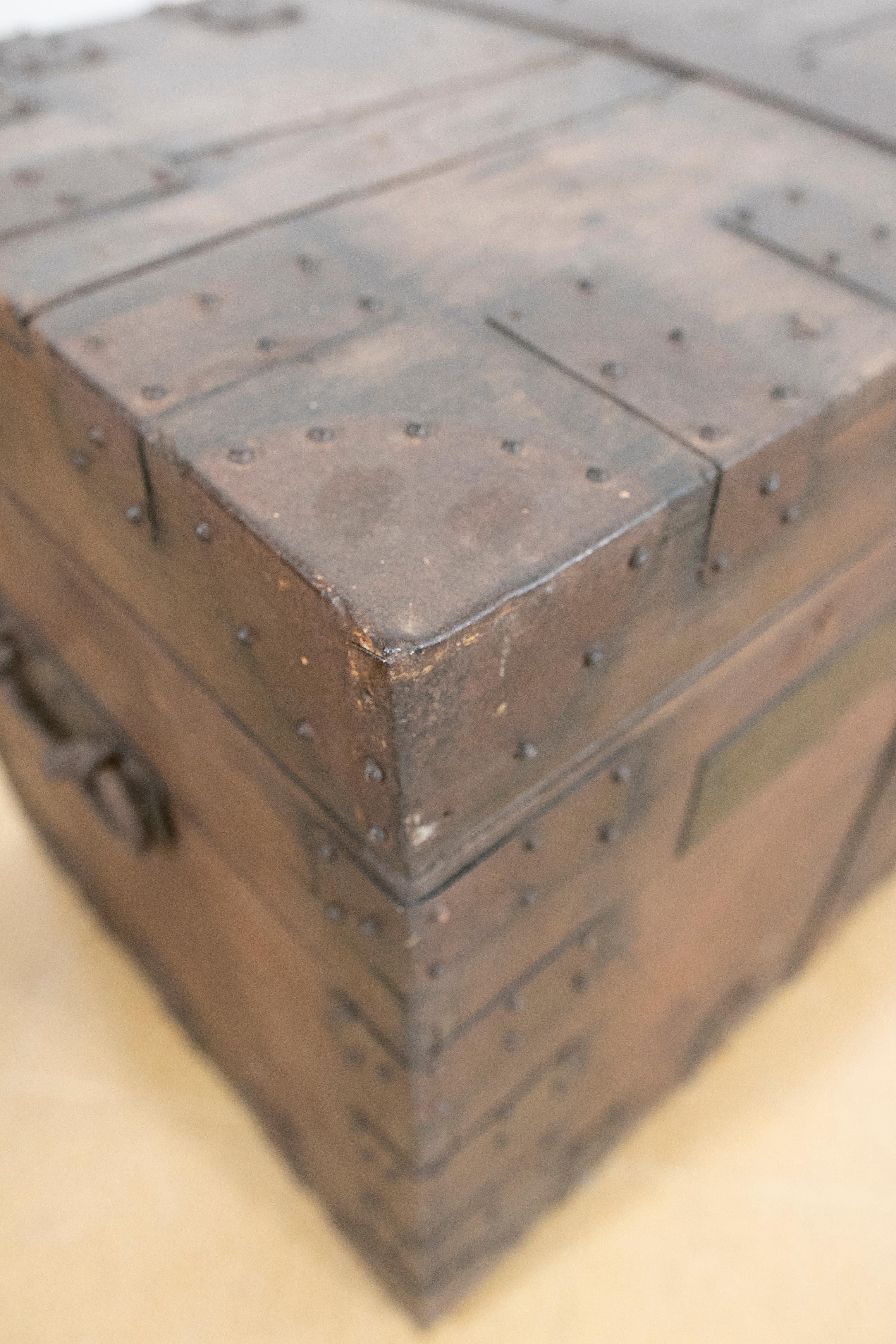 English Wooden Travelling Case Which Belonged to the Honourable Marquess of Lans For Sale 11