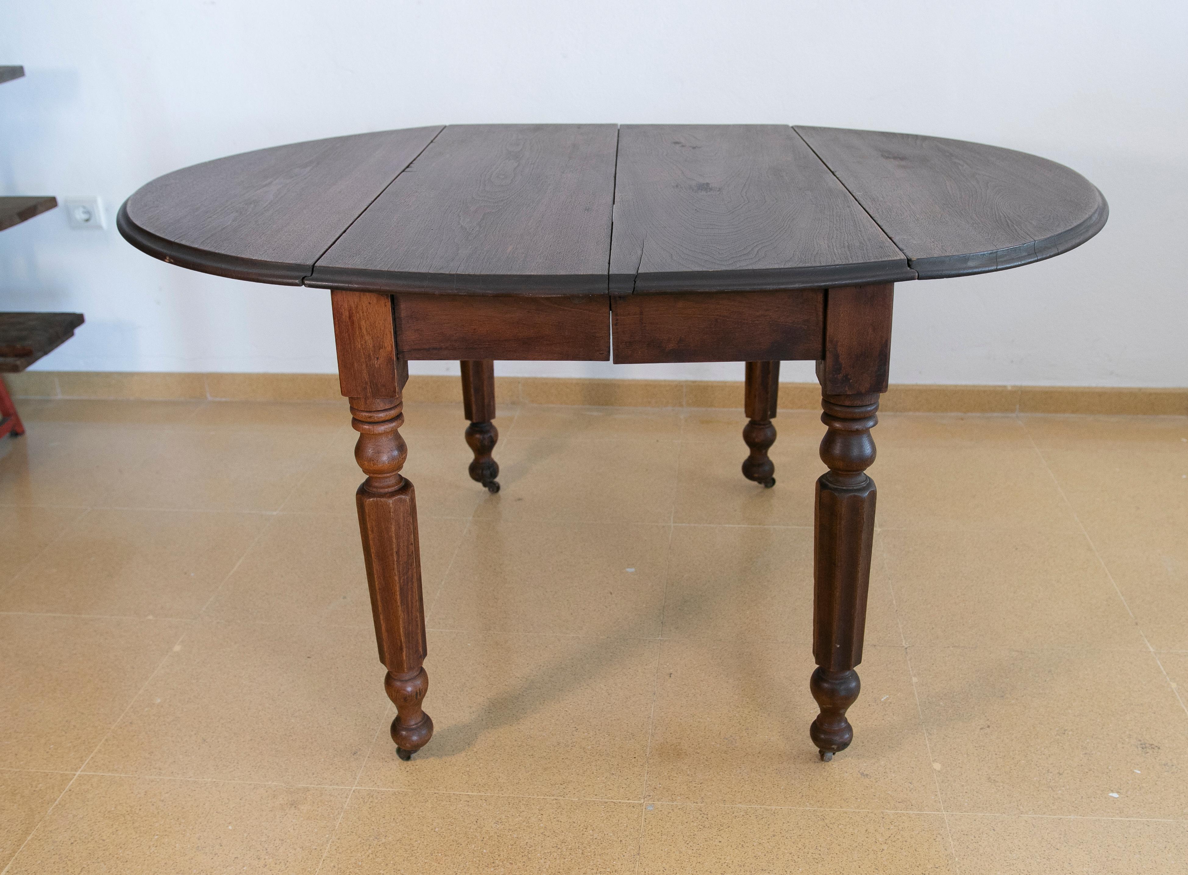 Table à oreilles anglaise en bois avec roues en laiton en vente 4