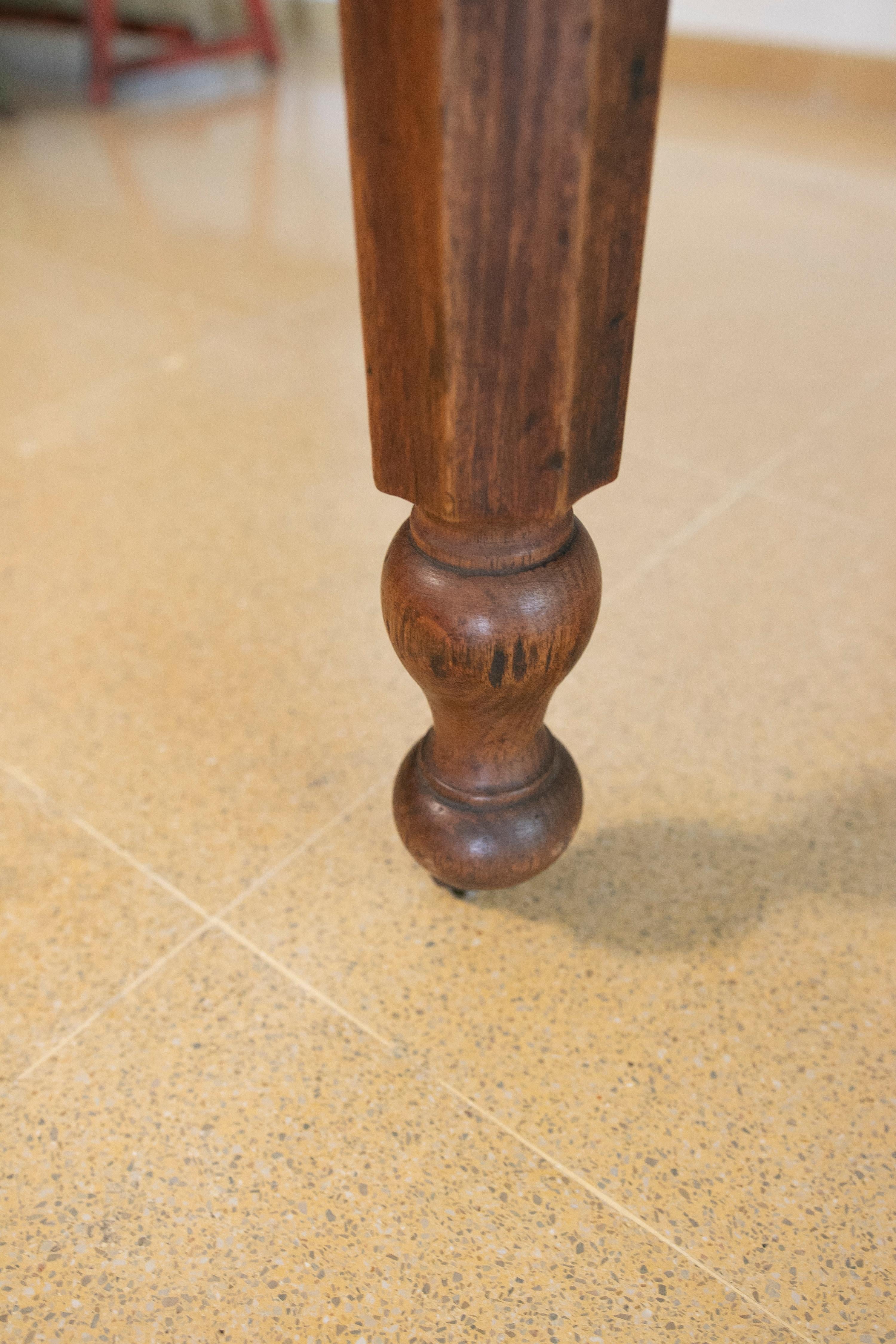 Table à oreilles anglaise en bois avec roues en laiton en vente 7