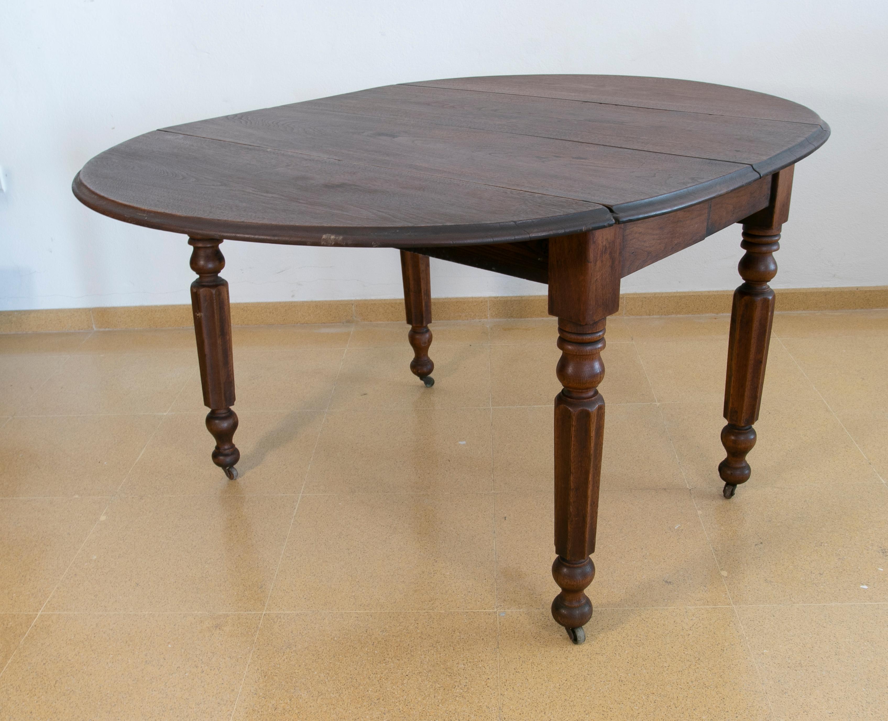 Table à oreilles anglaise en bois avec roues en laiton Bon état - En vente à Marbella, ES