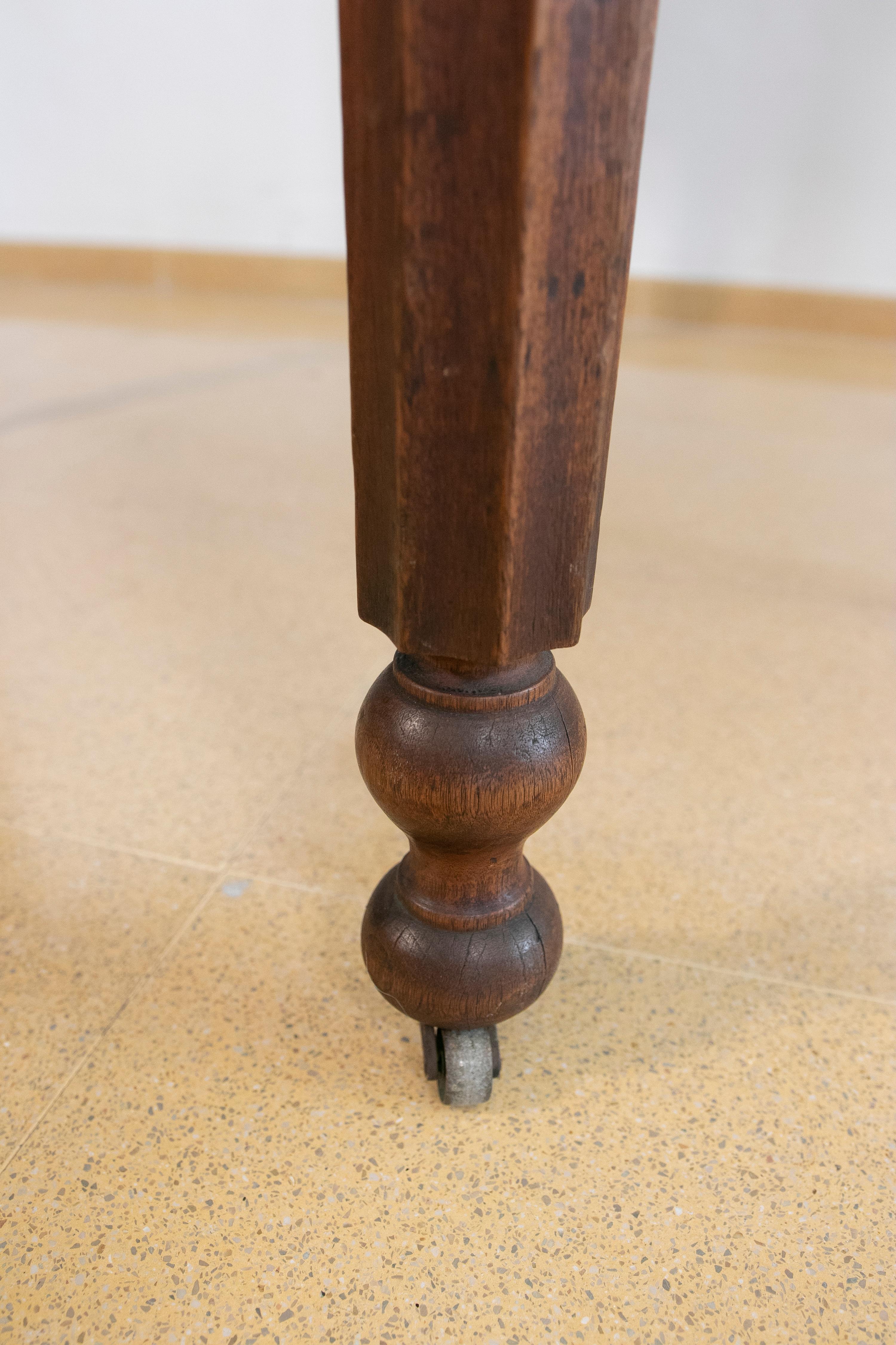 Table à oreilles anglaise en bois avec roues en laiton en vente 1