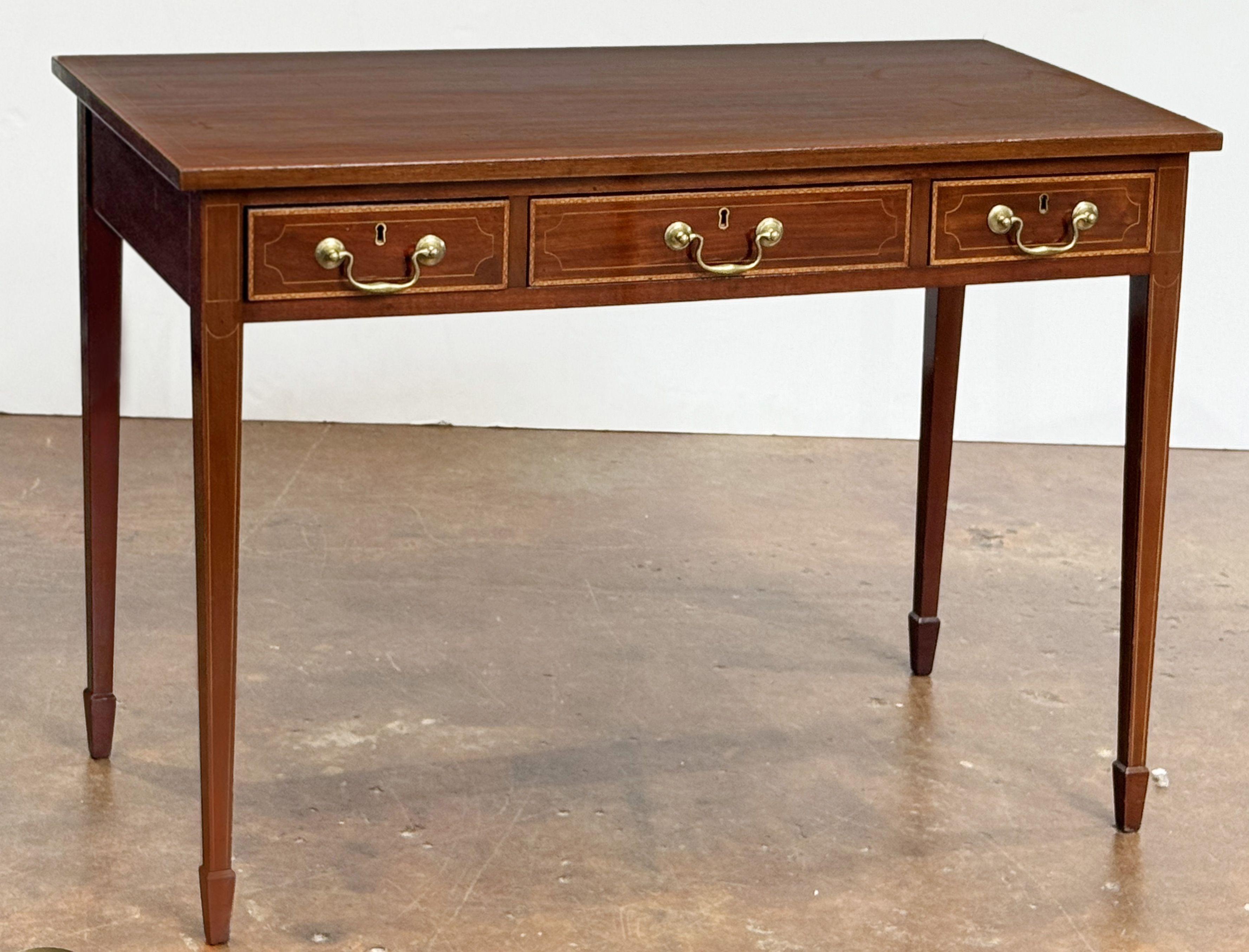 English Writing Table or Desk of Inlaid Mahogany from the Edwardian Era in vendita 2