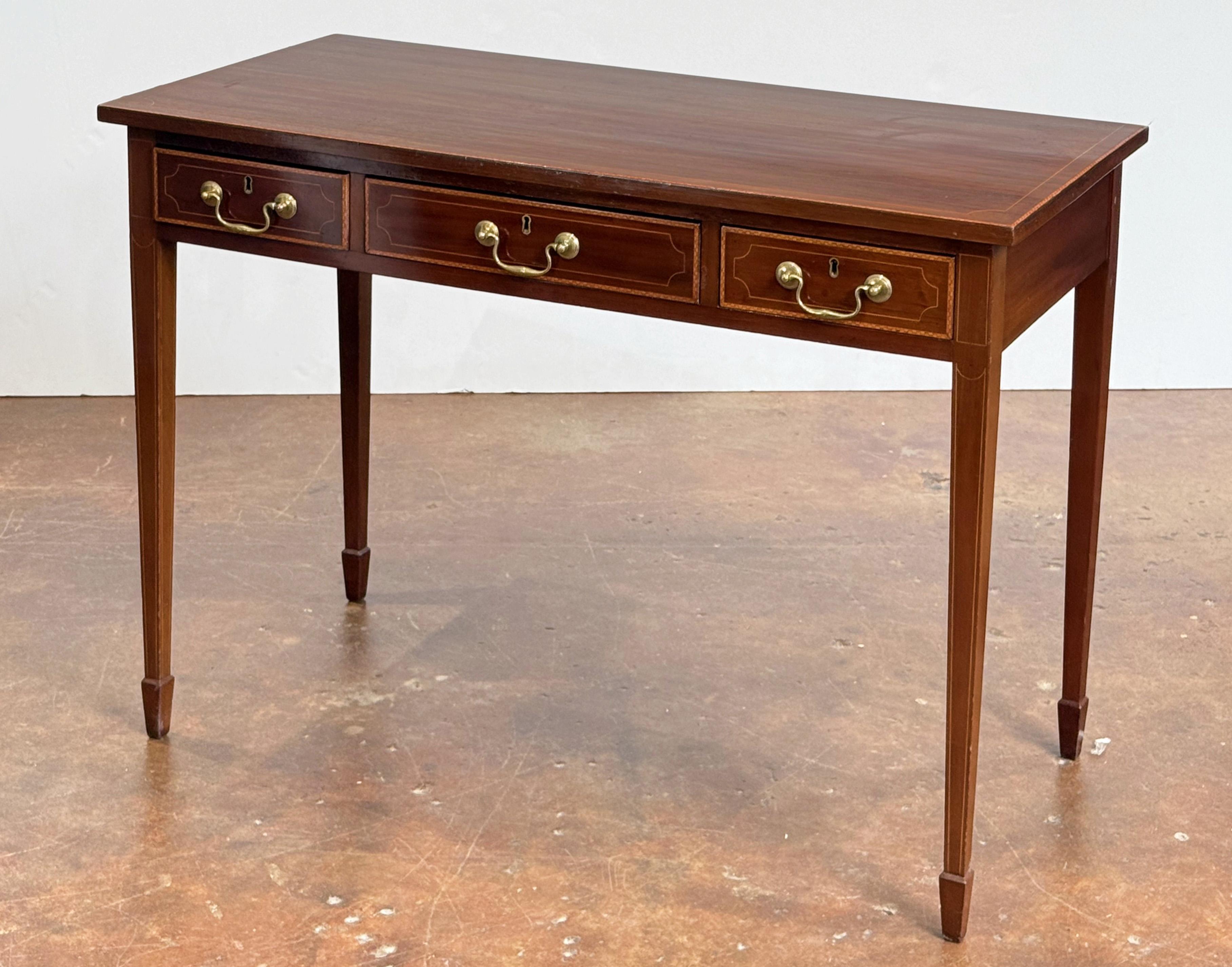 Edoardiano English Writing Table or Desk of Inlaid Mahogany from the Edwardian Era in vendita