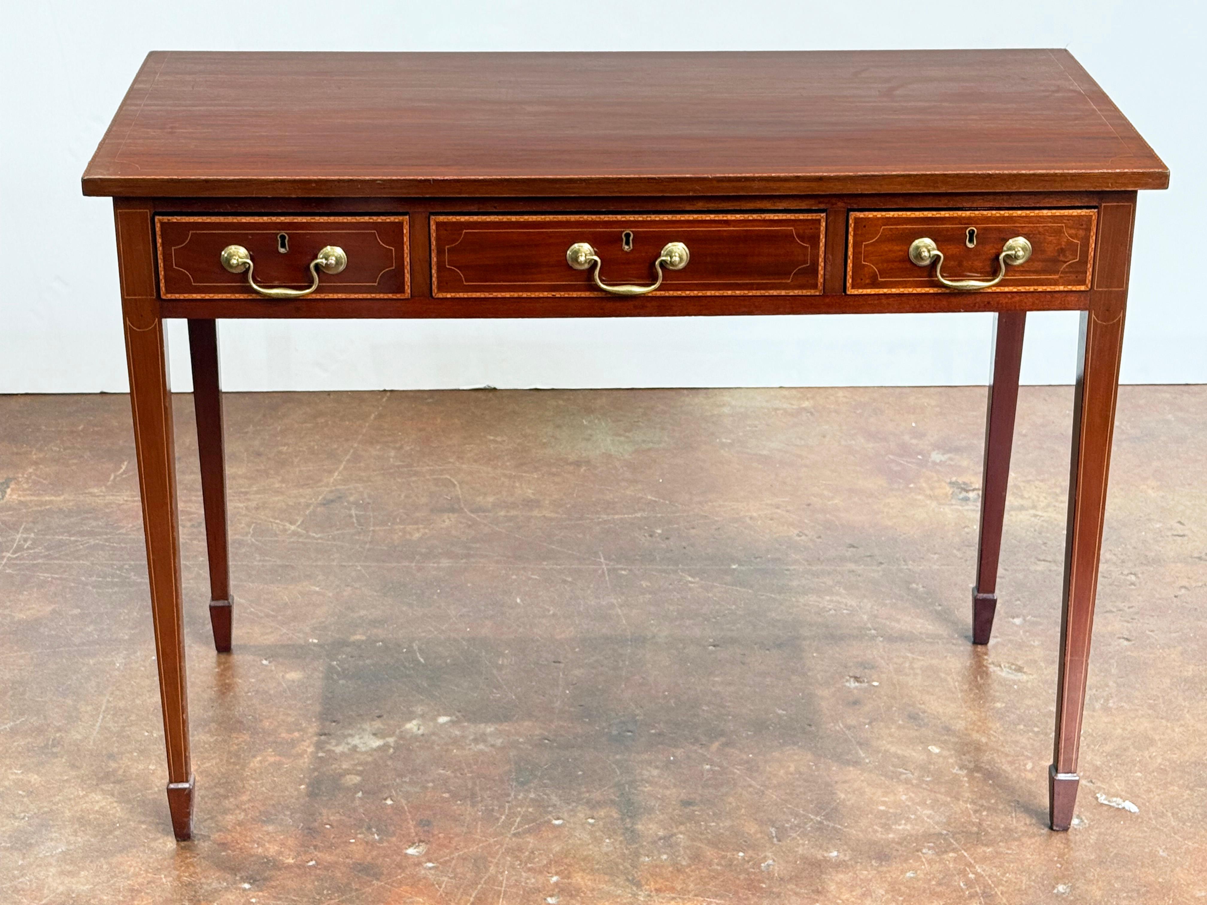 Inglese English Writing Table or Desk of Inlaid Mahogany from the Edwardian Era in vendita