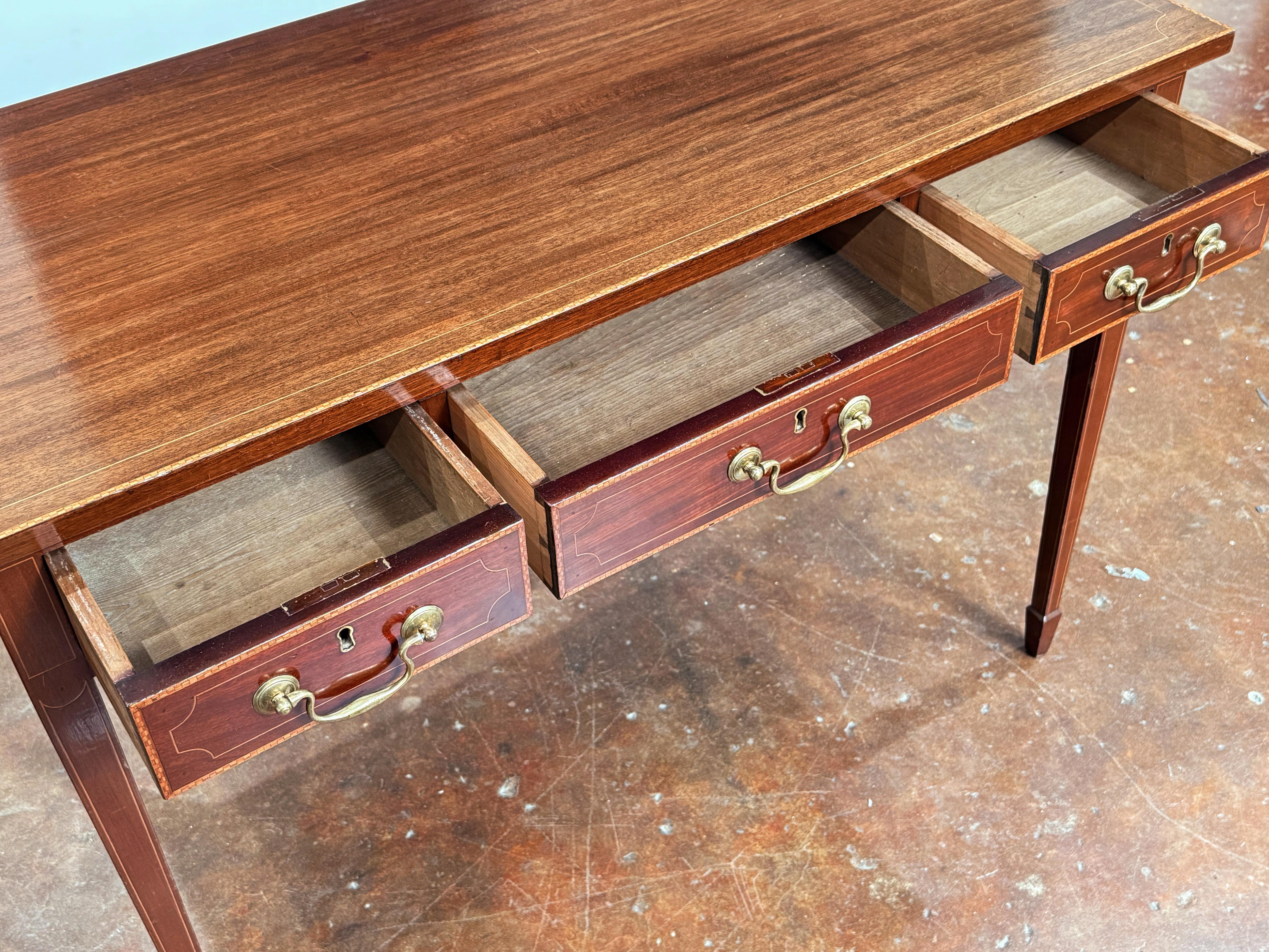 English Writing Table or Desk of Inlaid Mahogany from the Edwardian Era In condizioni buone in vendita a Austin, TX