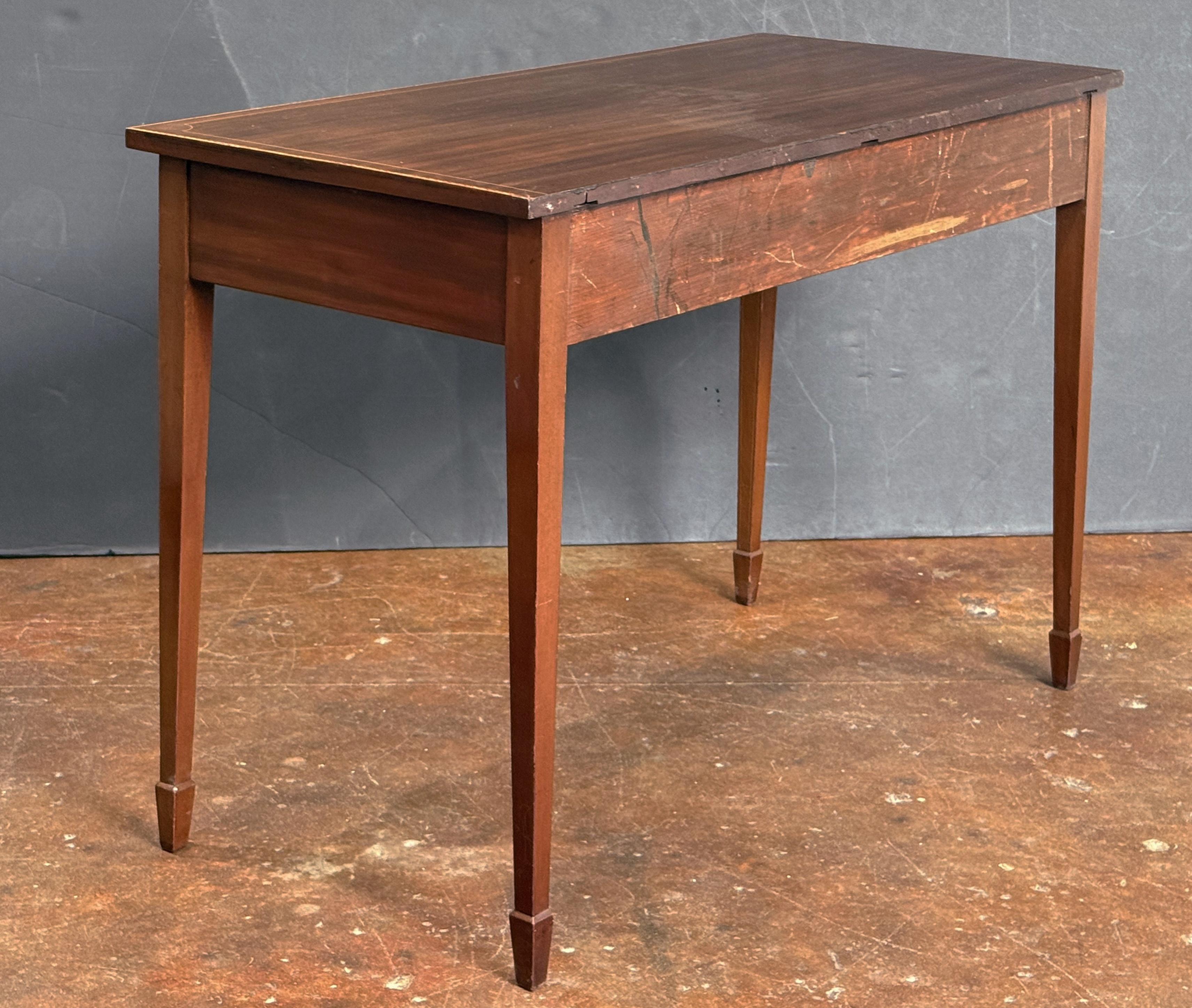 Metallo English Writing Table or Desk of Inlaid Mahogany from the Edwardian Era in vendita