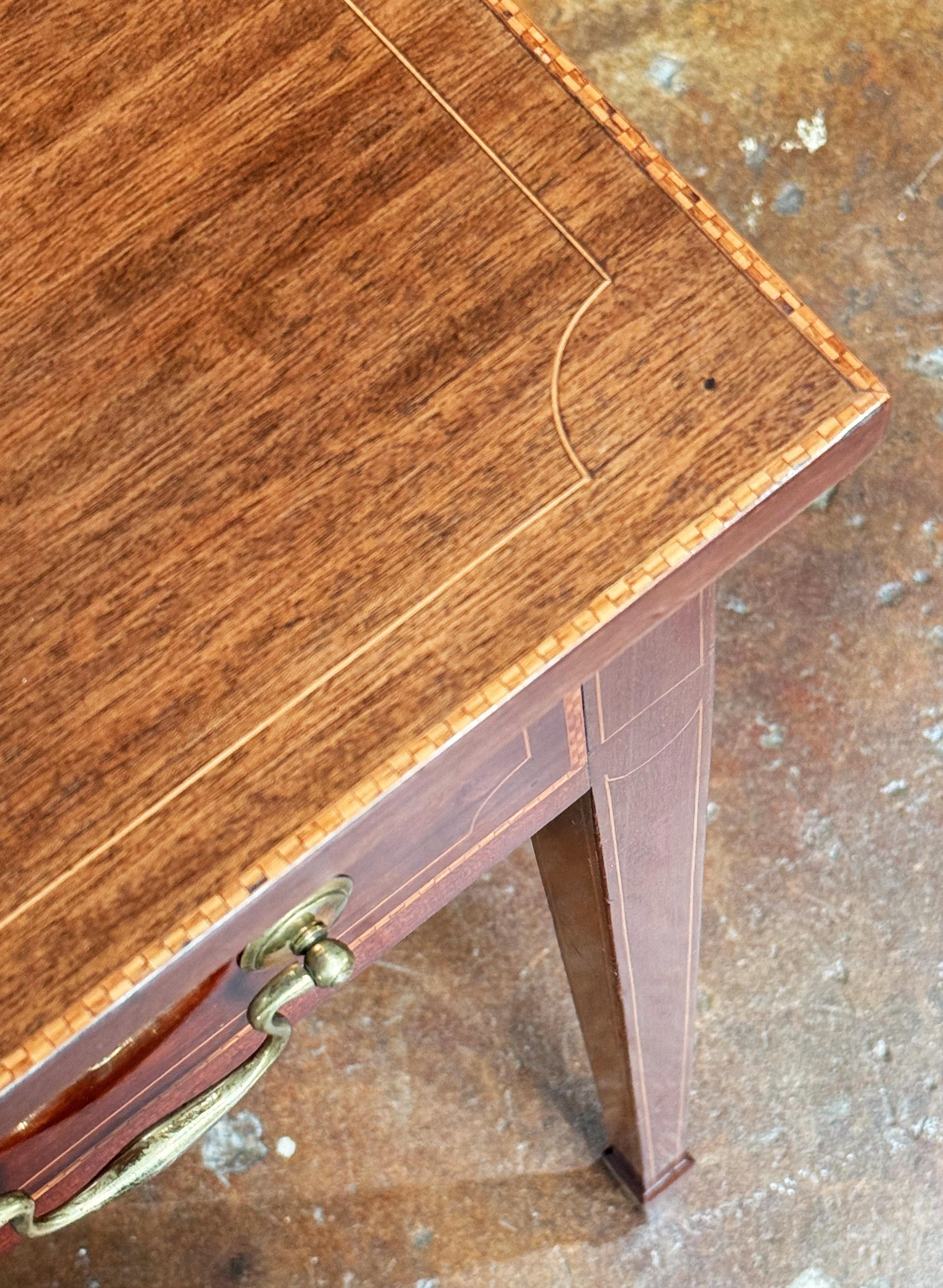 English Writing Table or Desk of Inlaid Mahogany from the Edwardian Era in vendita 1