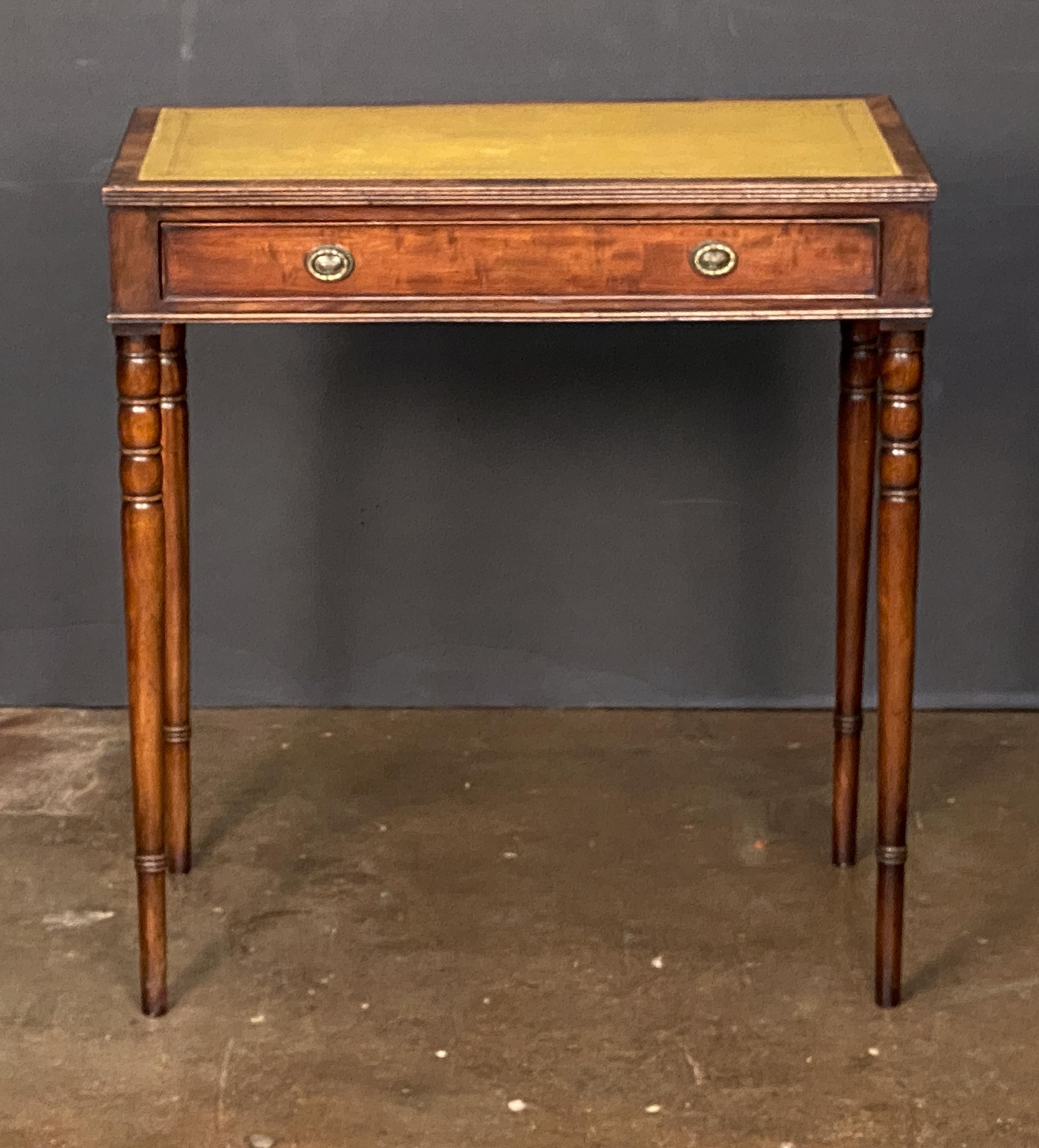 English Writing Table or Desk of Mahogany with Leather Top In Good Condition For Sale In Austin, TX