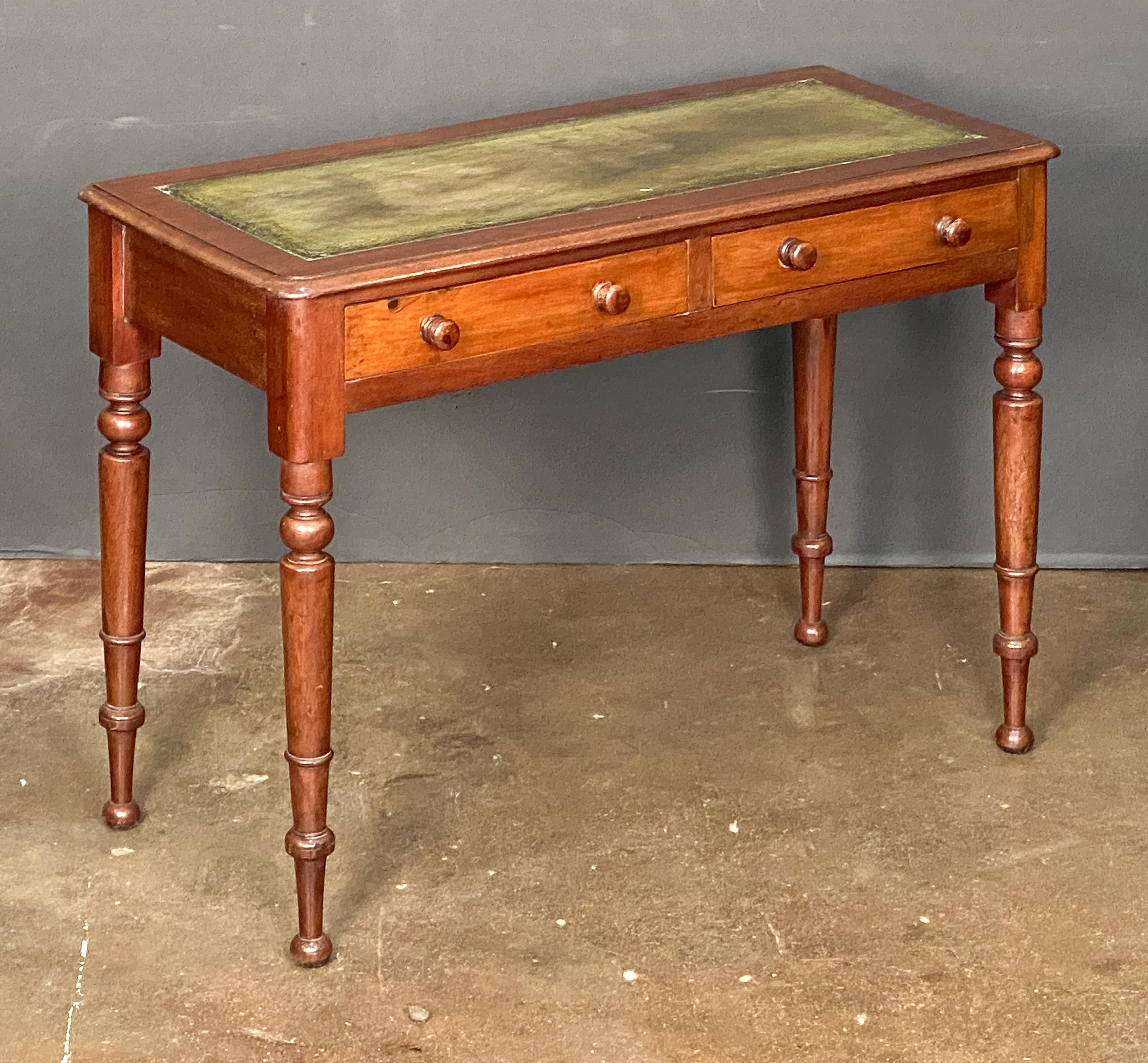 English Writing Table or Desk of Mahogany with Leather Top In Good Condition For Sale In Austin, TX