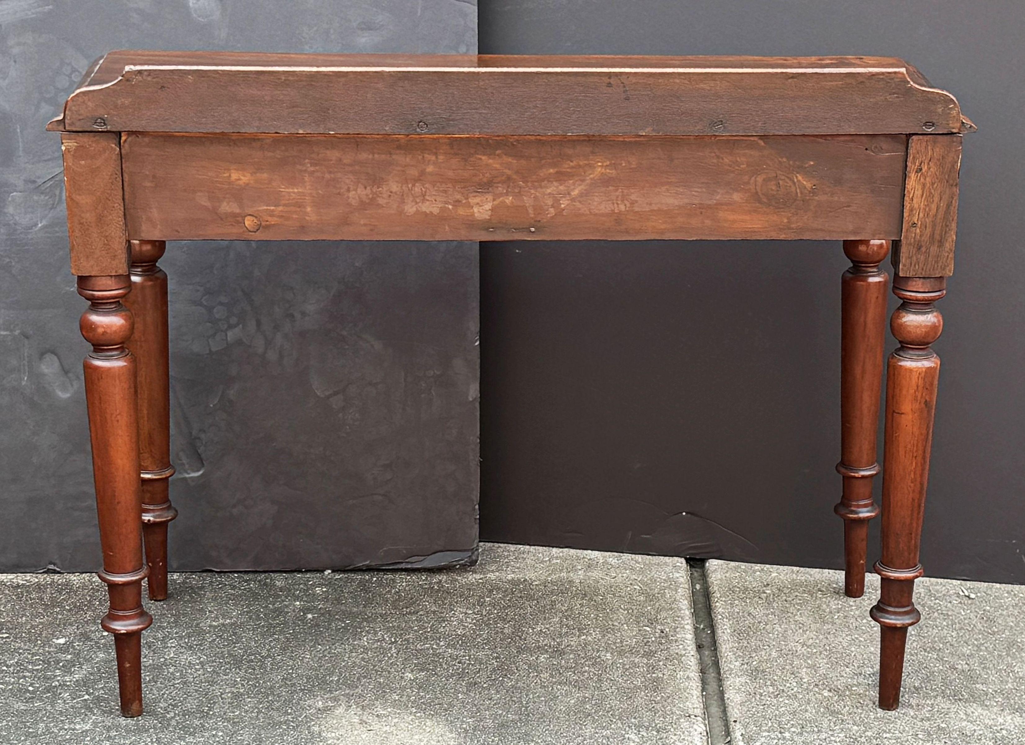 Mesa o escritorio inglés de caoba con dos cajones sobre patas torneadas 3