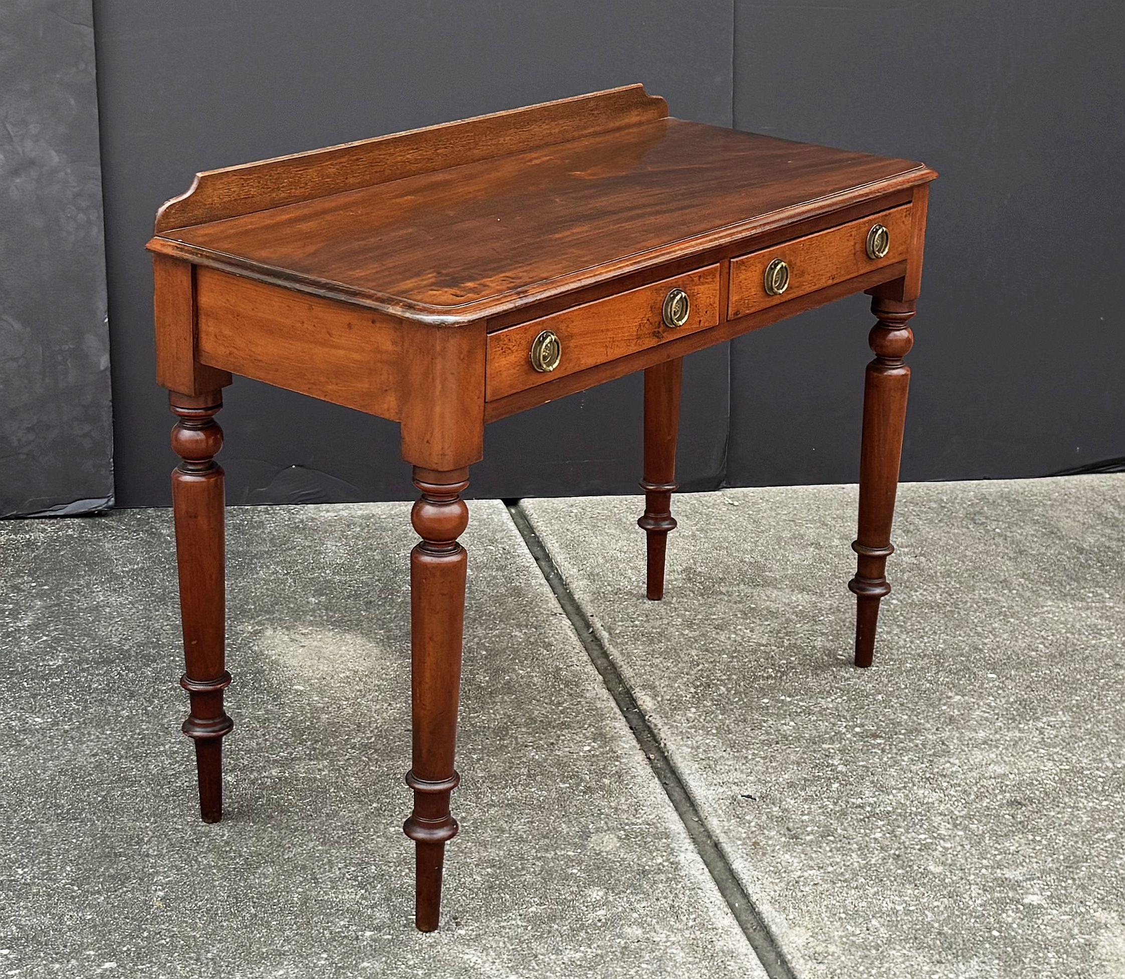 Mesa o escritorio inglés de caoba con dos cajones sobre patas torneadas Madera