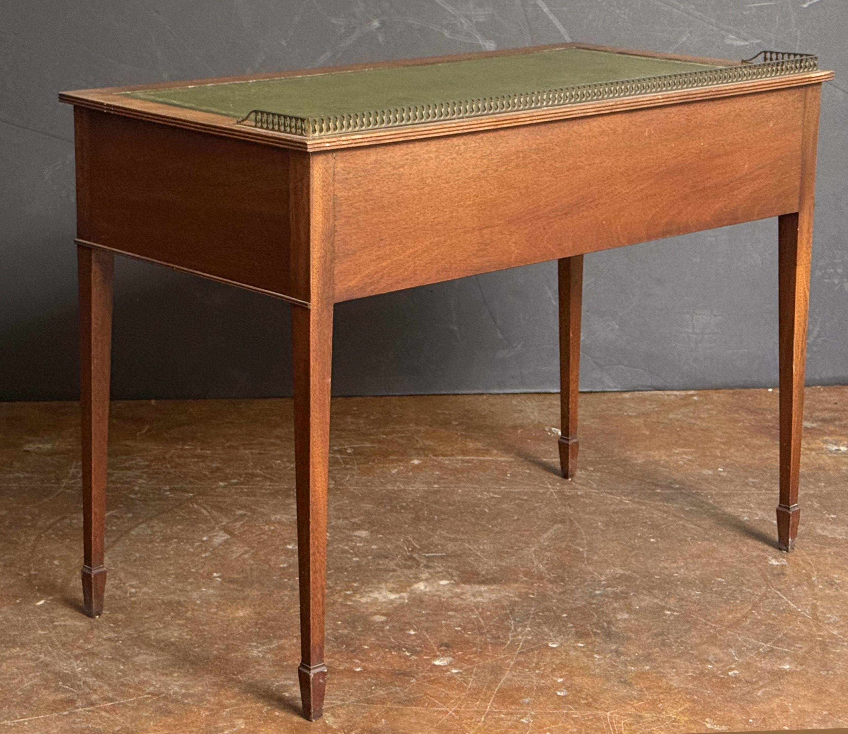 Tavolo o scrivania inglese con piano in pelle goffrata di Redman and Hales Ltd. in vendita 4
