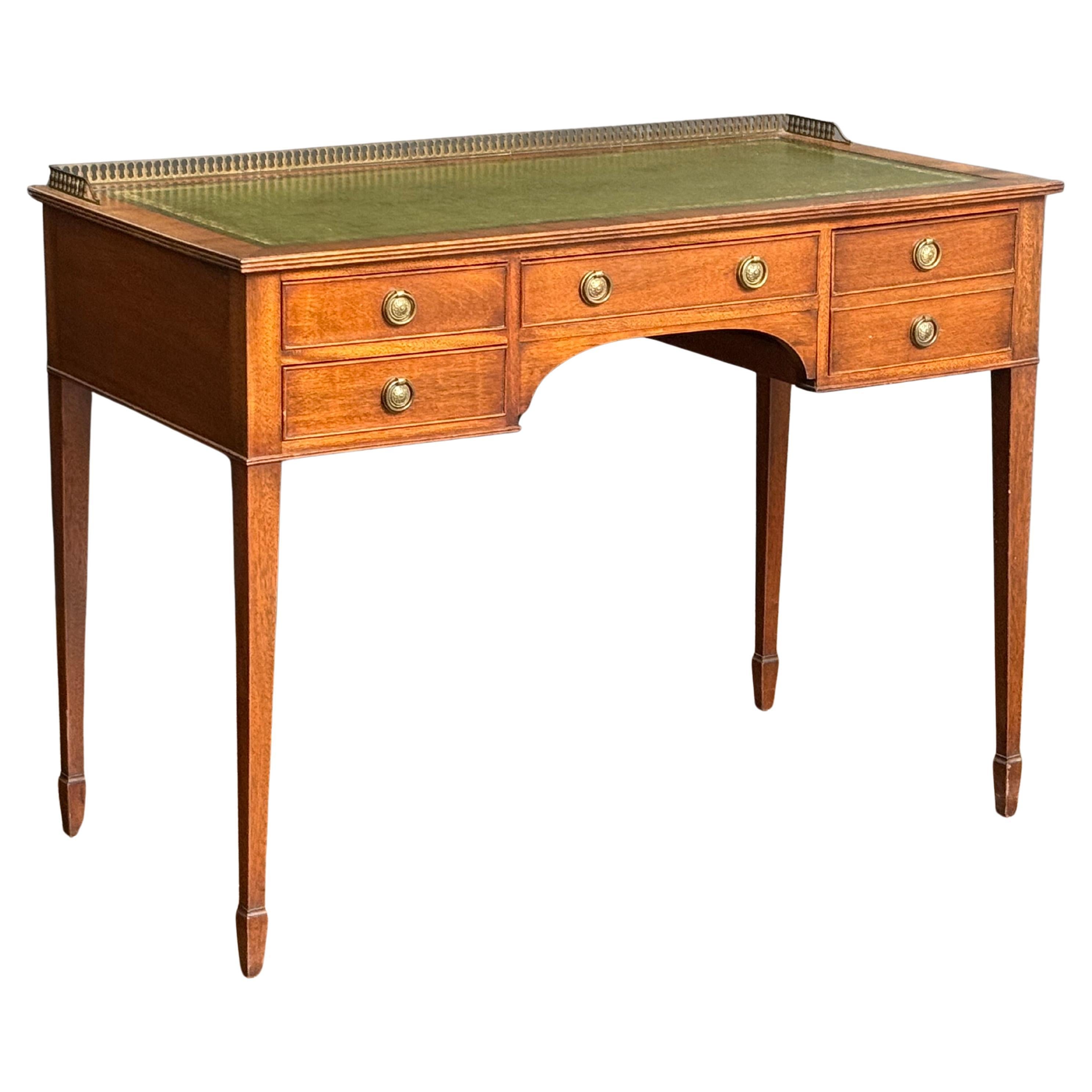 Un raffinato tavolo o scrivania inglese in mogano patinato in stile georgiano, realizzato da Redman and Hales Ltd. - caratterizzato da un piano rettangolare sagomato con una bella superficie di scrittura in pelle goffrata, con galleria forata in
