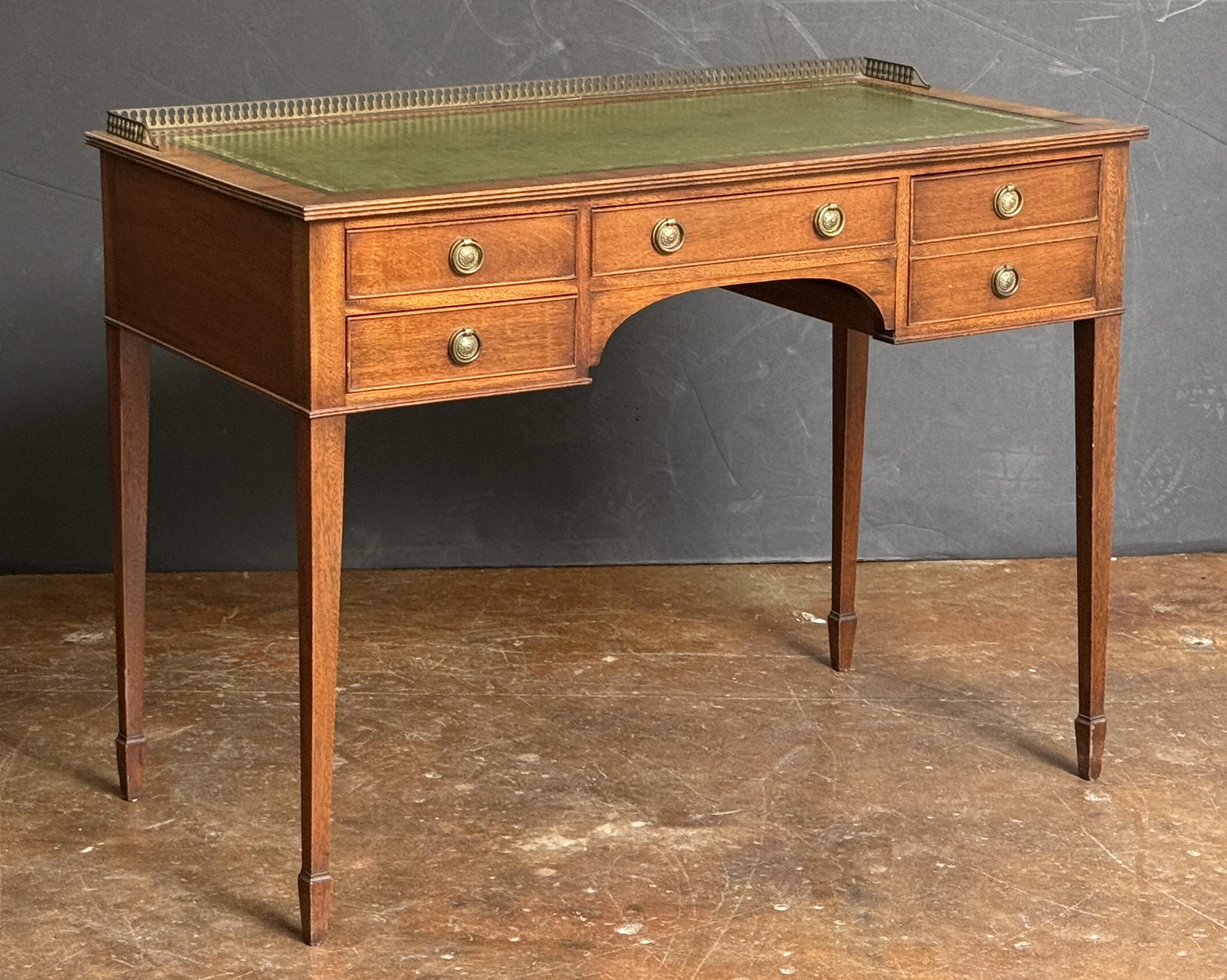 Georgiano Tavolo o scrivania inglese con piano in pelle goffrata di Redman and Hales Ltd. in vendita
