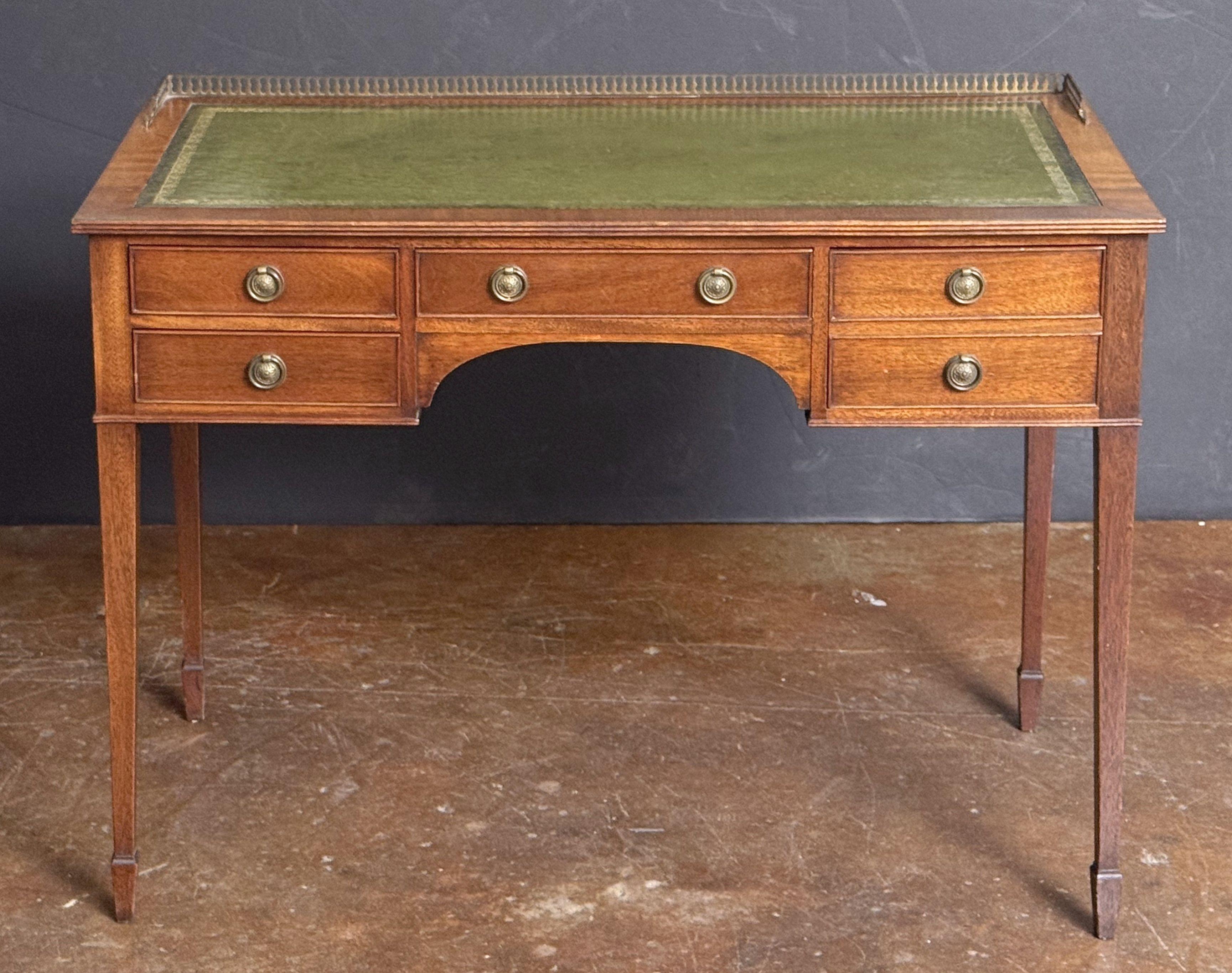 Inglese Tavolo o scrivania inglese con piano in pelle goffrata di Redman and Hales Ltd. in vendita