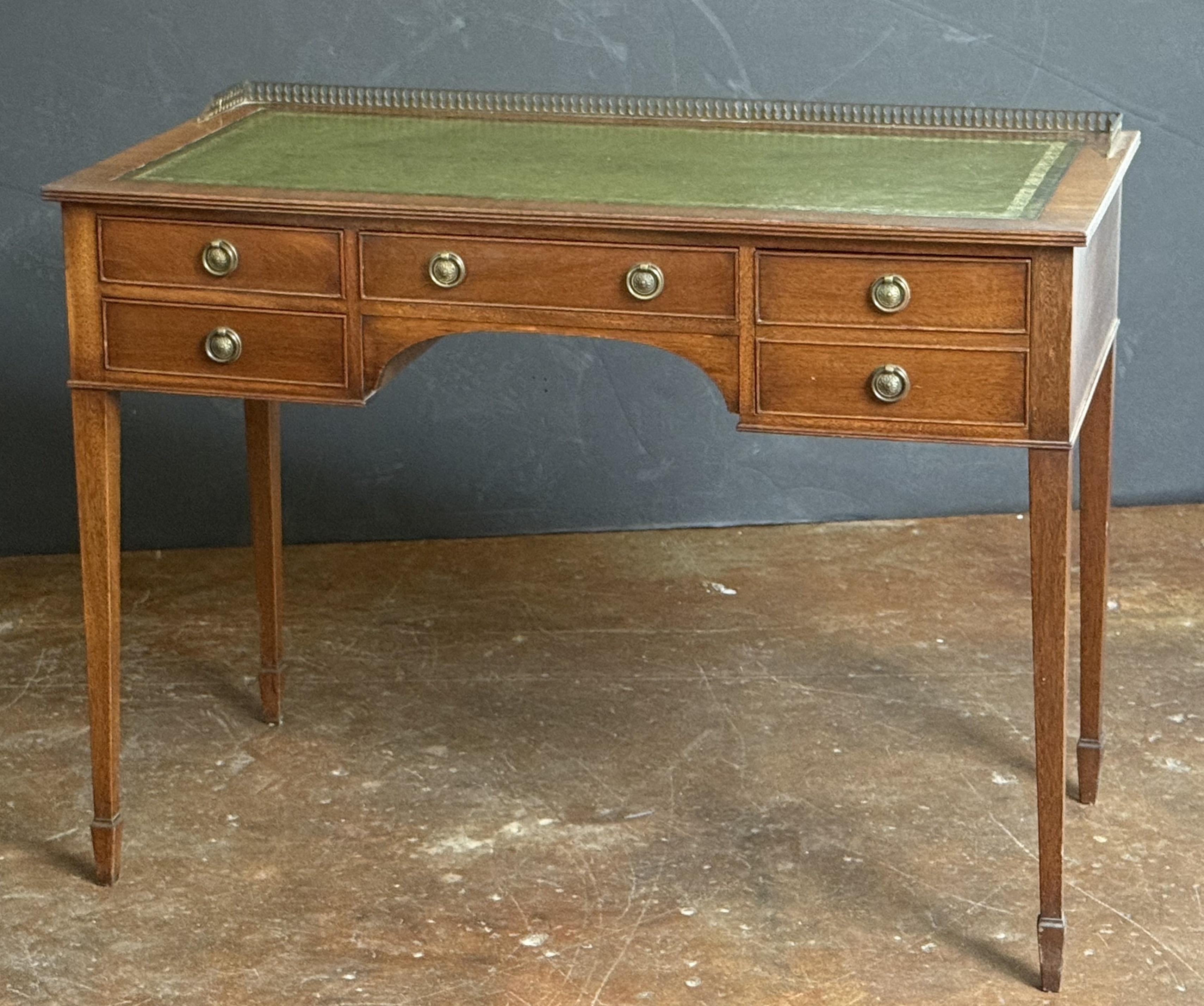 Tavolo o scrivania inglese con piano in pelle goffrata di Redman and Hales Ltd. In condizioni buone in vendita a Austin, TX