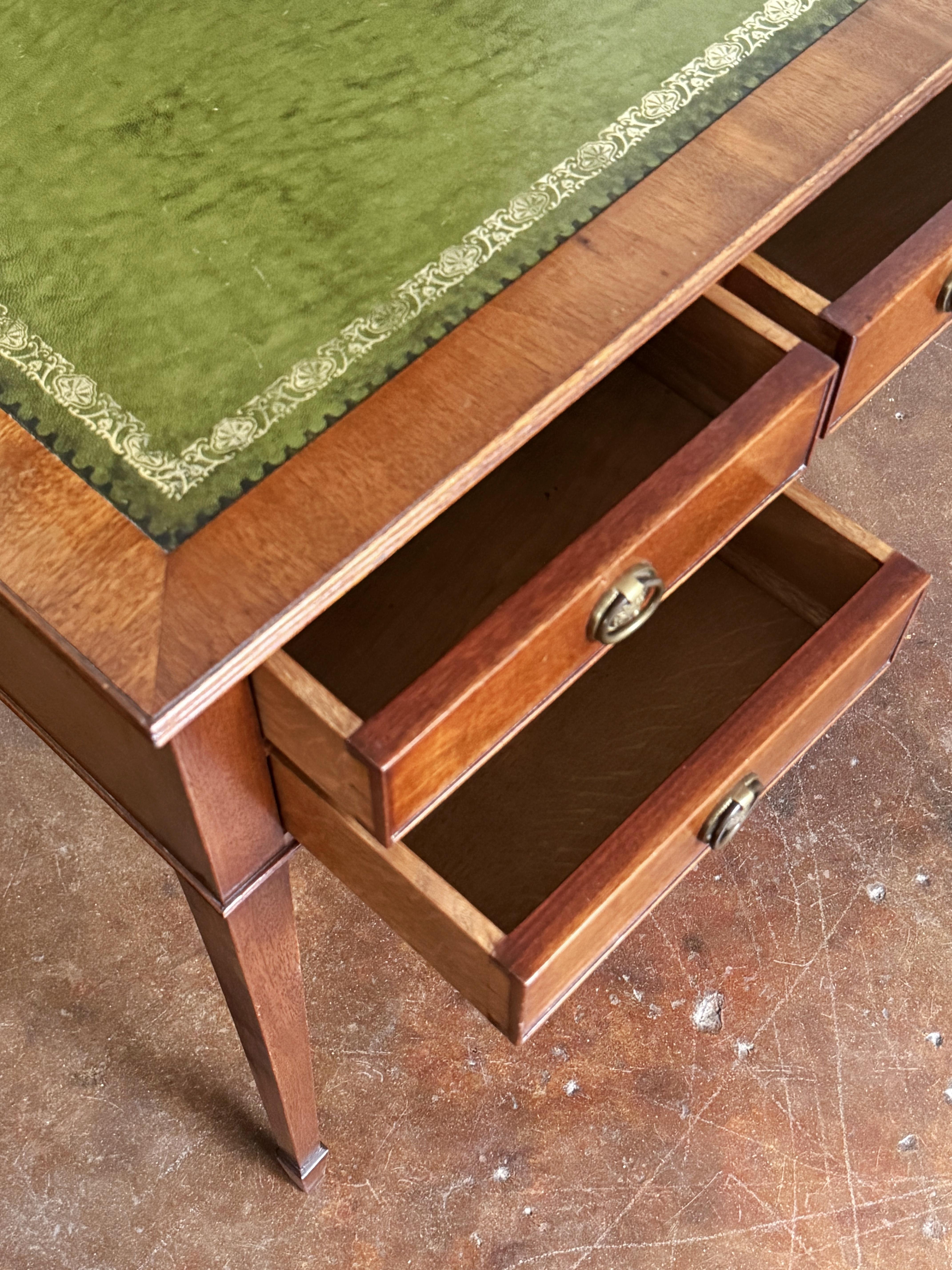 Metallo Tavolo o scrivania inglese con piano in pelle goffrata di Redman and Hales Ltd. in vendita