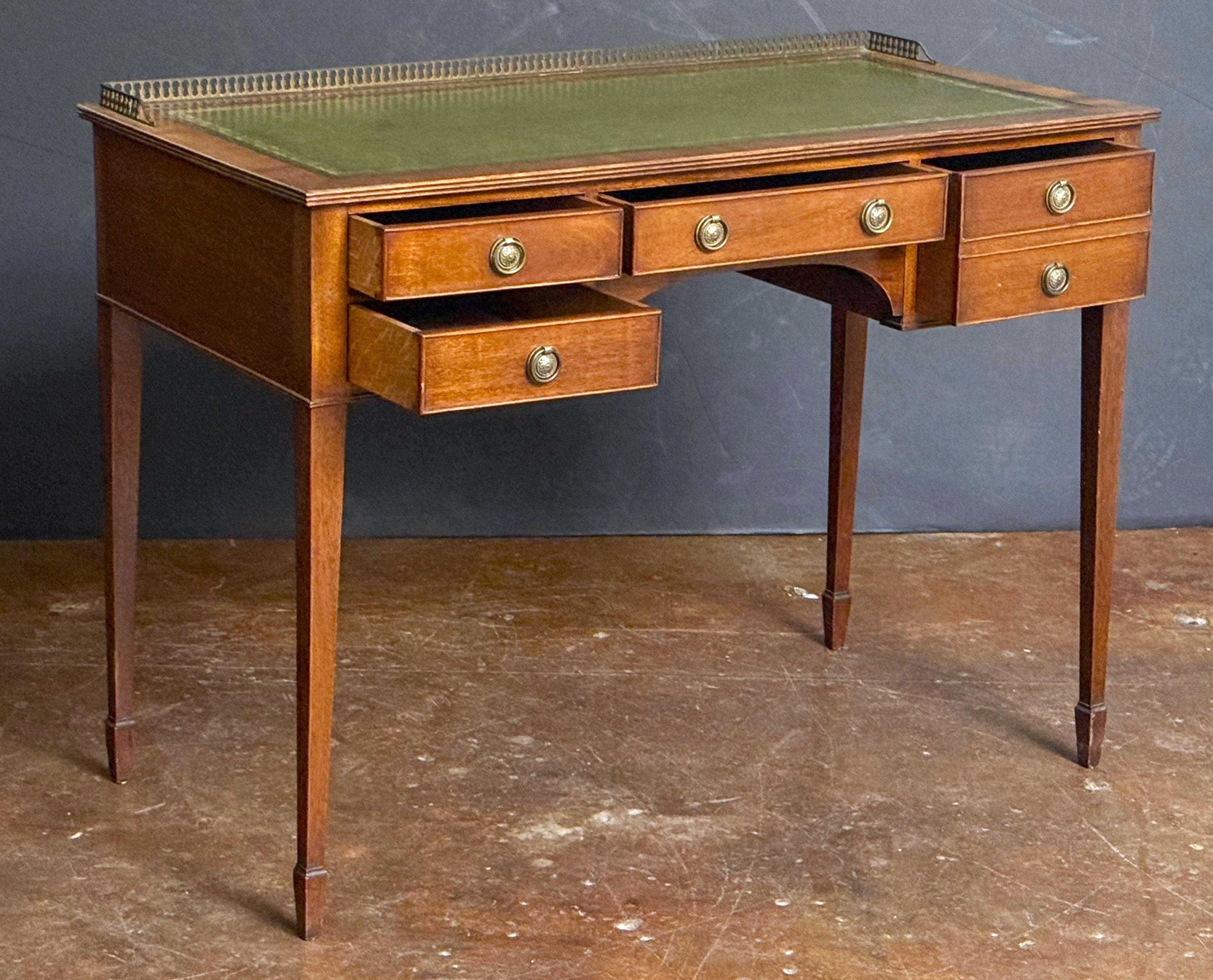 Tavolo o scrivania inglese con piano in pelle goffrata di Redman and Hales Ltd. in vendita 1