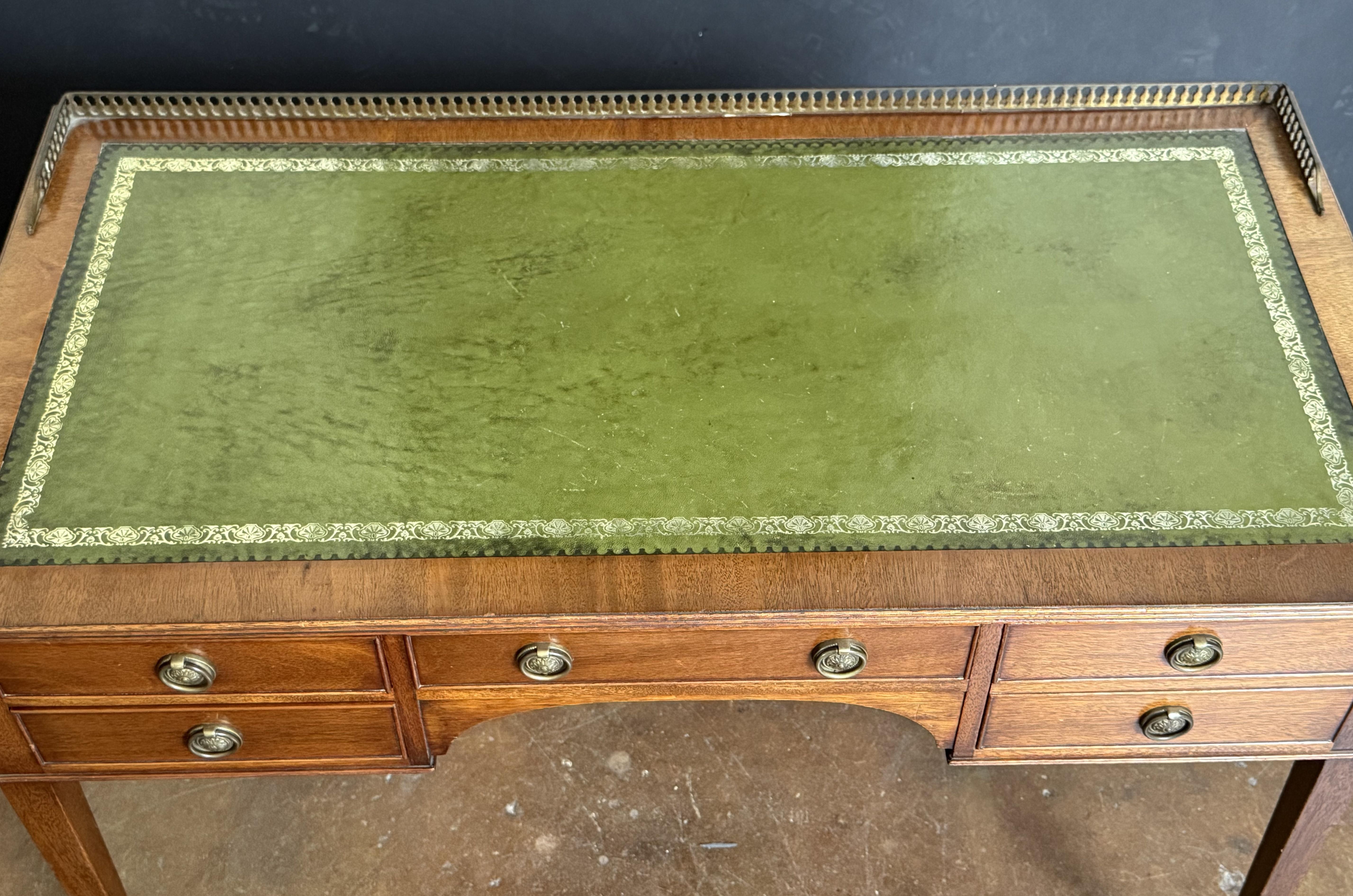 Tavolo o scrivania inglese con piano in pelle goffrata di Redman and Hales Ltd. in vendita 2