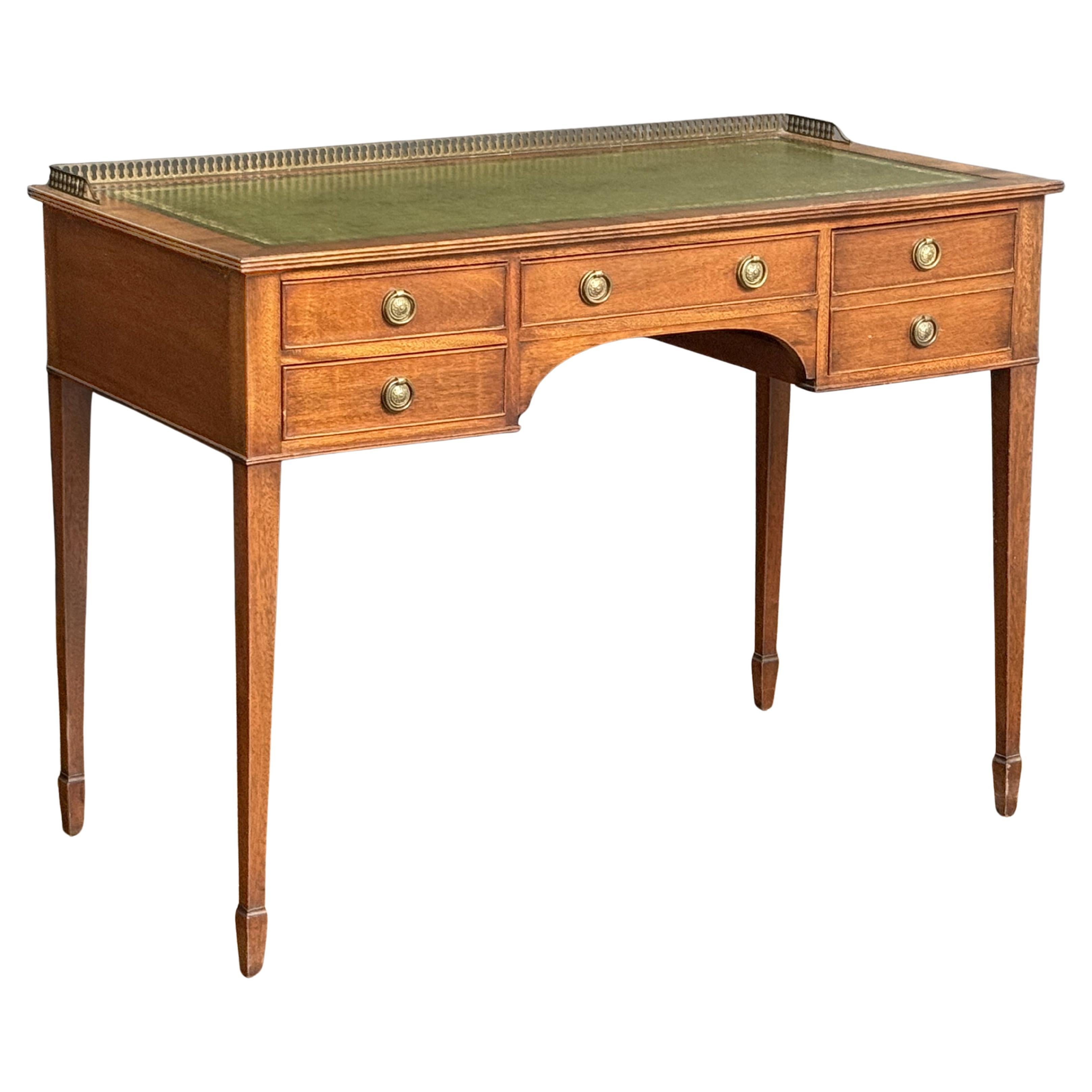 Tavolo o scrivania inglese con piano in pelle goffrata di Redman and Hales Ltd. in vendita