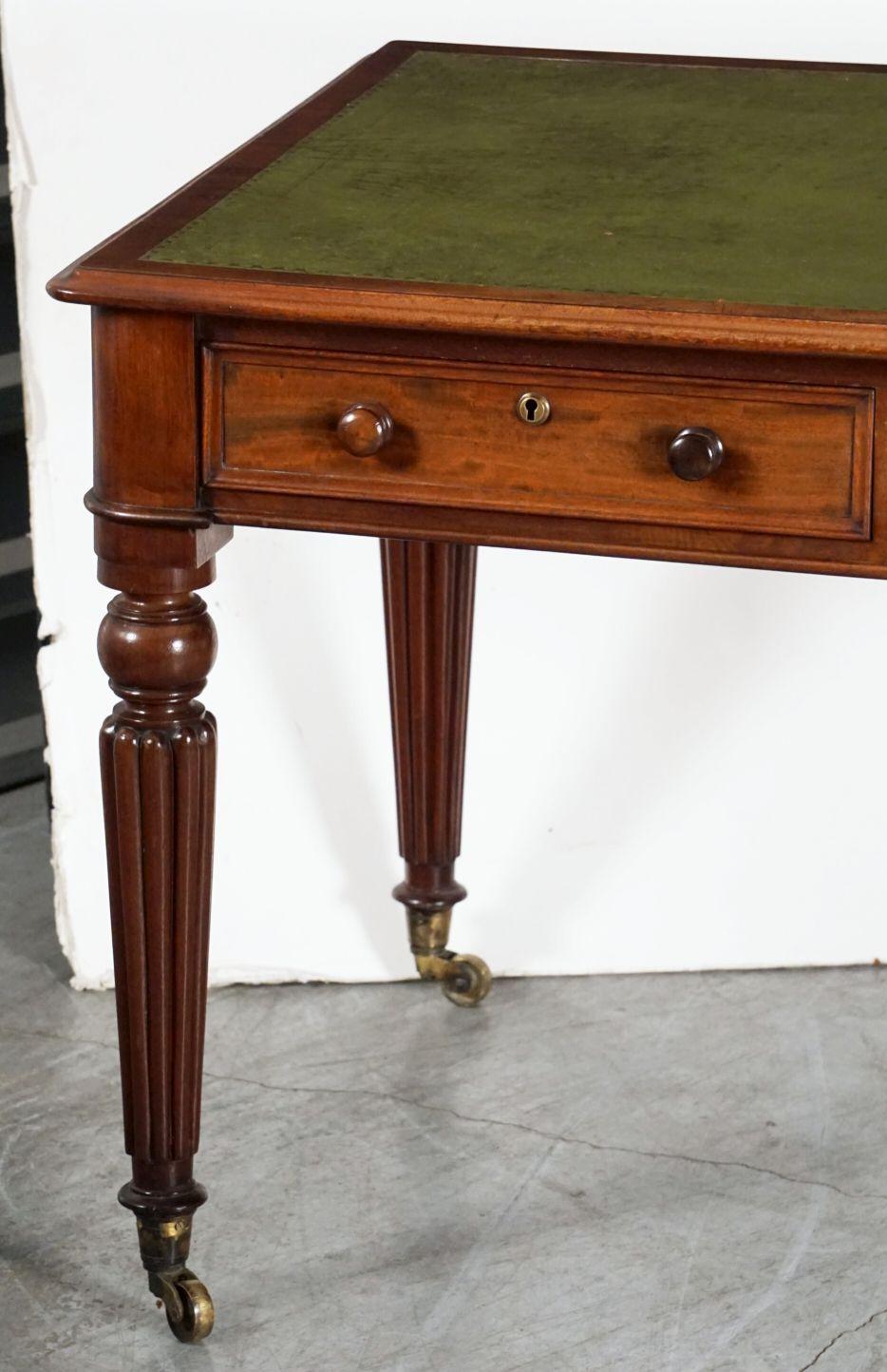 Englischer Schreibtisch oder Schreibtisch mit geprägter Lederplatte im William-IV-Stil im Angebot 6