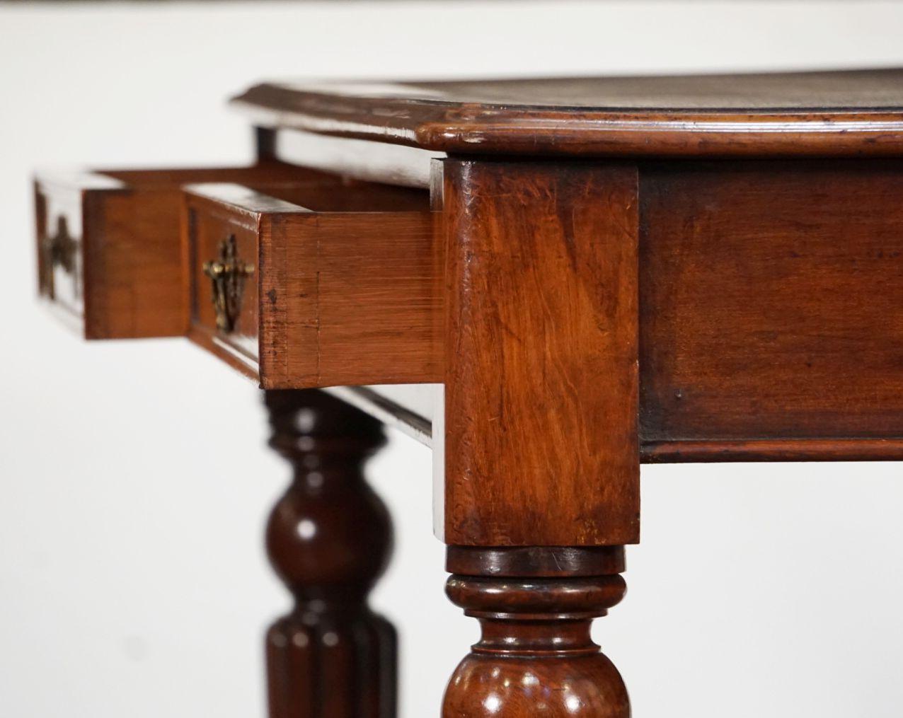 Table ou bureau anglais à écrire avec plateau en cuir embossé de style William IV en vente 7
