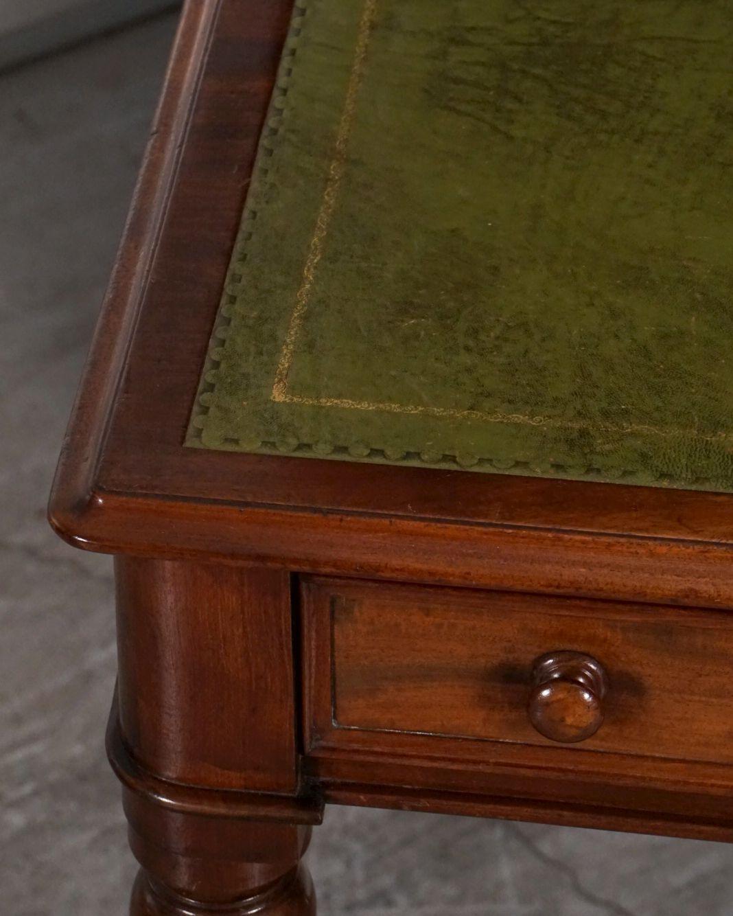 Englischer Schreibtisch oder Schreibtisch mit geprägter Lederplatte im William-IV-Stil im Angebot 8