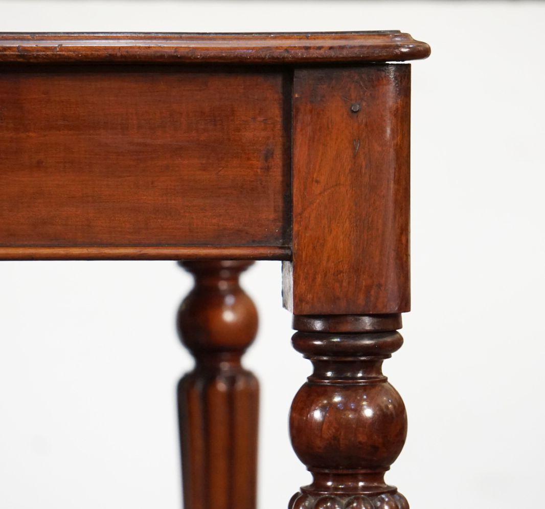 Table ou bureau anglais à écrire avec plateau en cuir embossé de style William IV en vente 9