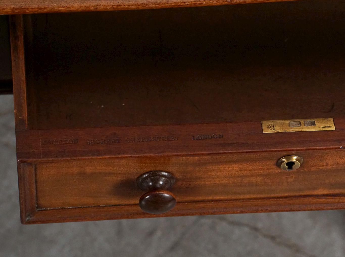 Table ou bureau anglais à écrire avec plateau en cuir embossé de style William IV en vente 10