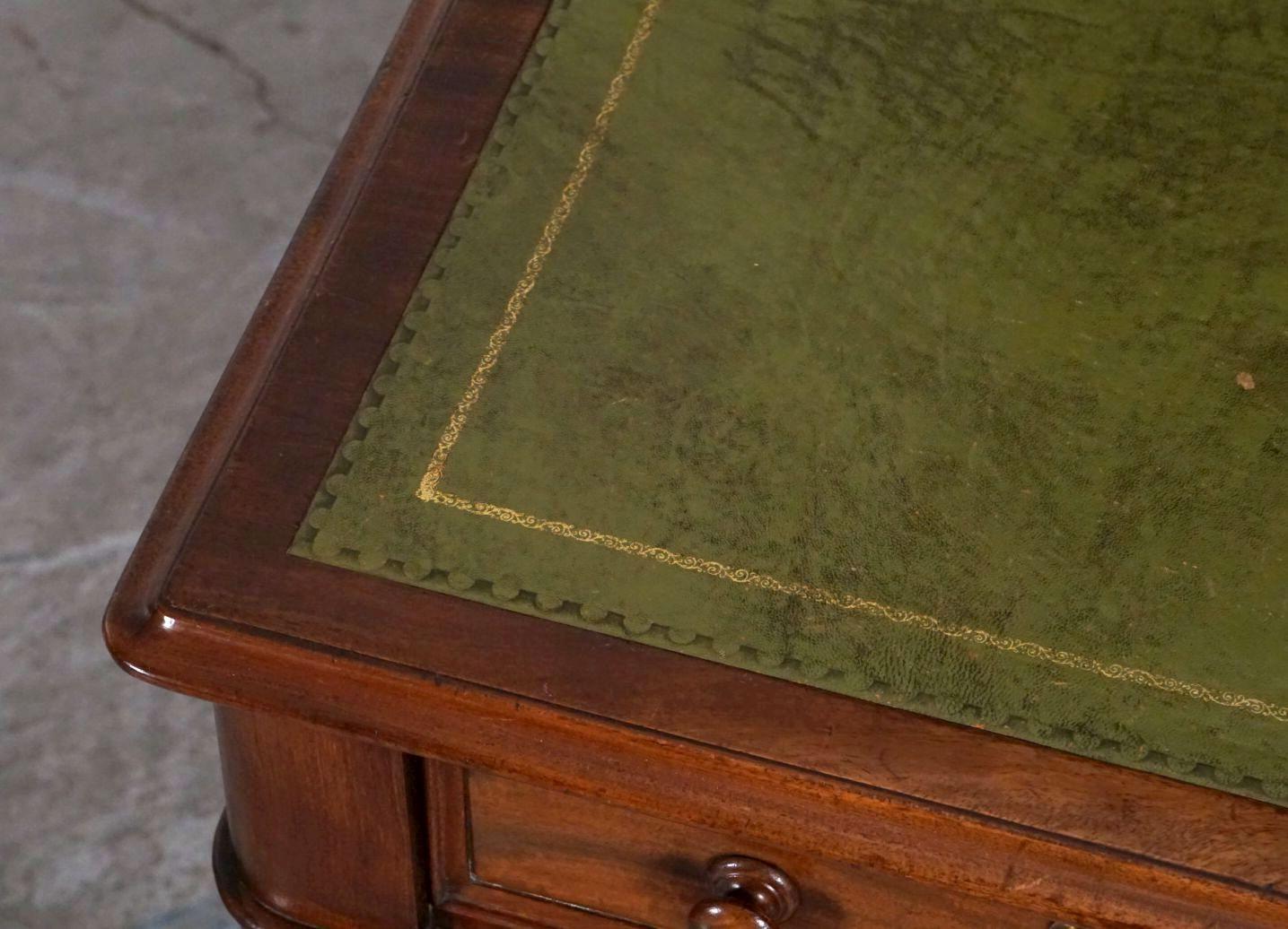 Table ou bureau anglais à écrire avec plateau en cuir embossé de style William IV en vente 11