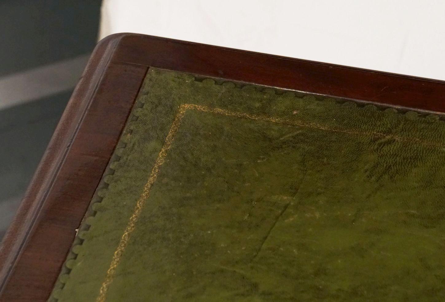 Table ou bureau anglais à écrire avec plateau en cuir embossé de style William IV en vente 12