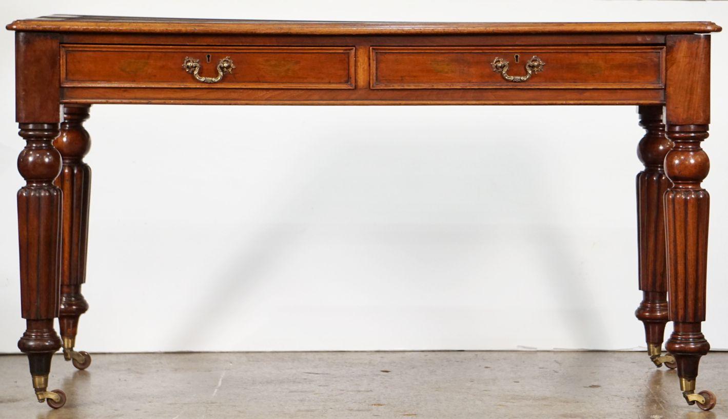 Ein feiner, großer englischer Schreibtisch aus patiniertem Mahagoni im Stil von William IV. mit einer geformten, rechteckigen Platte mit einer hübschen, geprägten Lederschreibfläche über einem Fries aus zwei angepassten und gerahmten Schubladen -