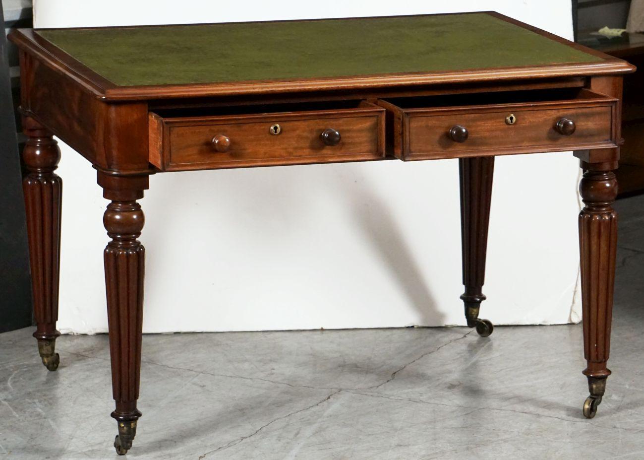 Tourné Table ou bureau anglais à écrire avec plateau en cuir embossé de style William IV en vente