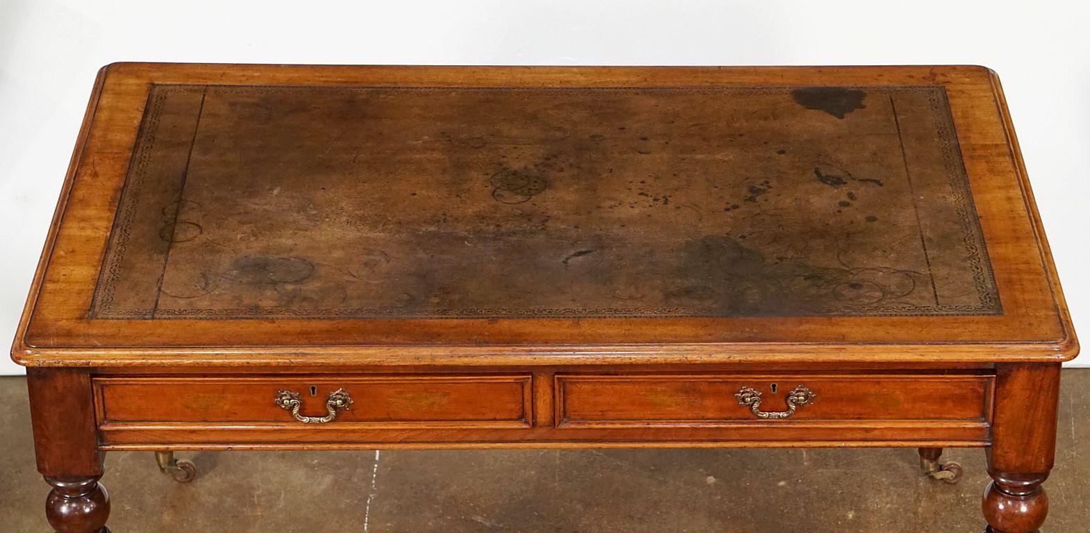 Tourné Table ou bureau anglais à écrire avec plateau en cuir embossé de style William IV en vente