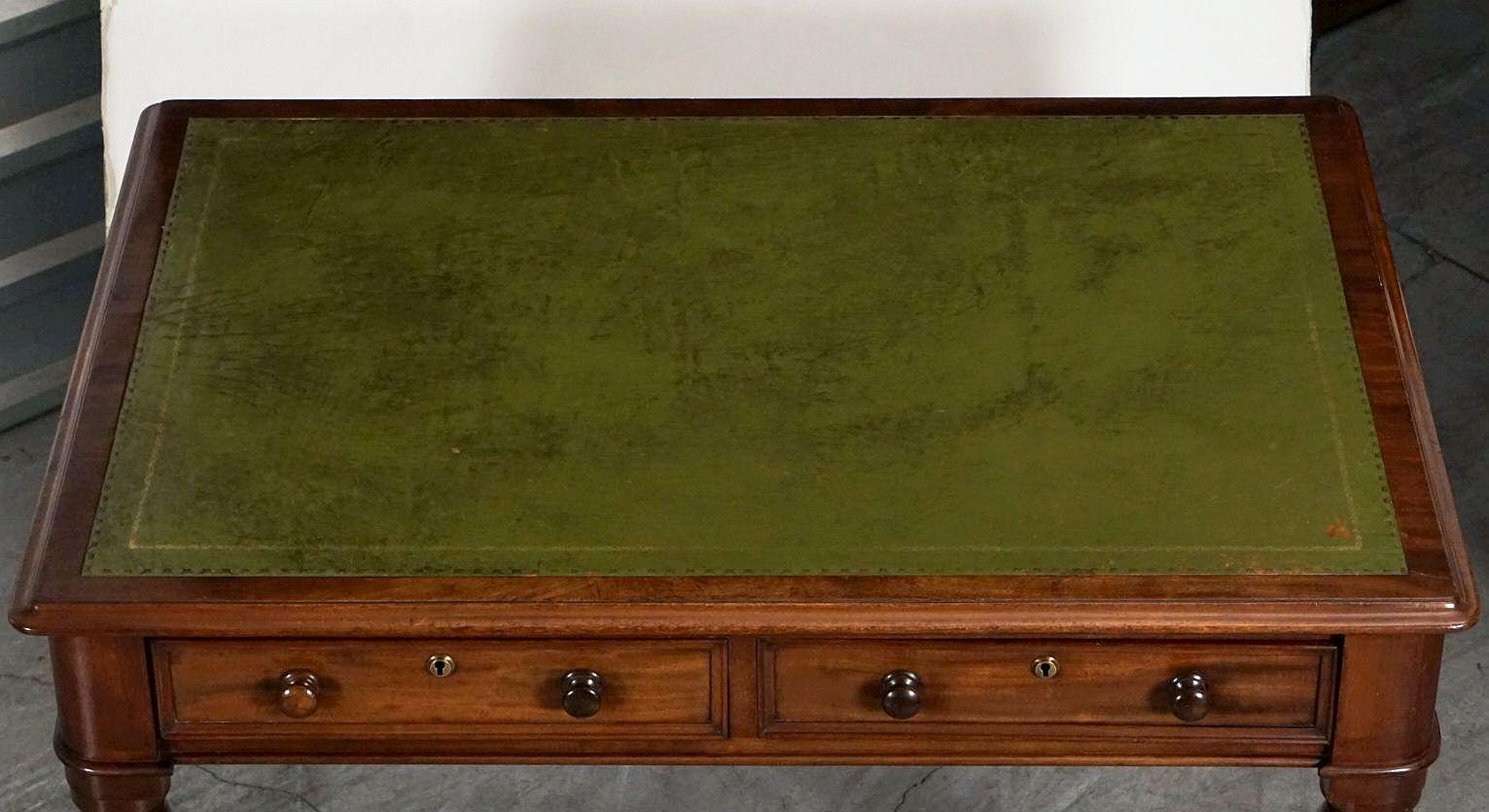 Table ou bureau anglais à écrire avec plateau en cuir embossé de style William IV Bon état - En vente à Austin, TX