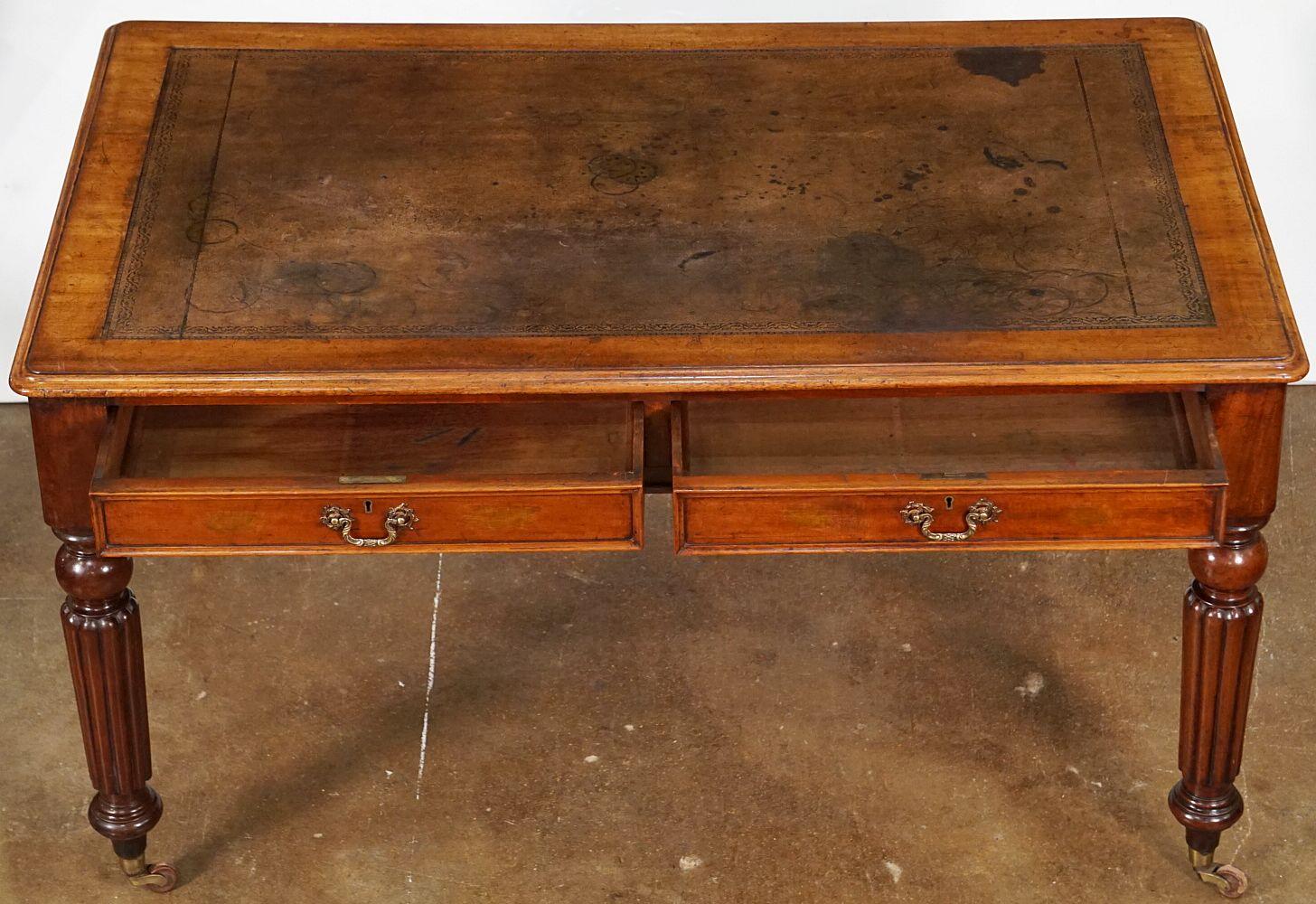 Englischer Schreibtisch oder Schreibtisch mit geprägter Lederplatte im William-IV-Stil im Zustand „Gut“ im Angebot in Austin, TX