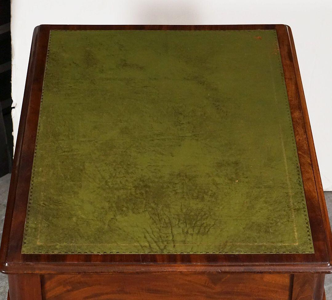 Englischer Schreibtisch oder Schreibtisch mit geprägter Lederplatte im William-IV-Stil (Metall) im Angebot