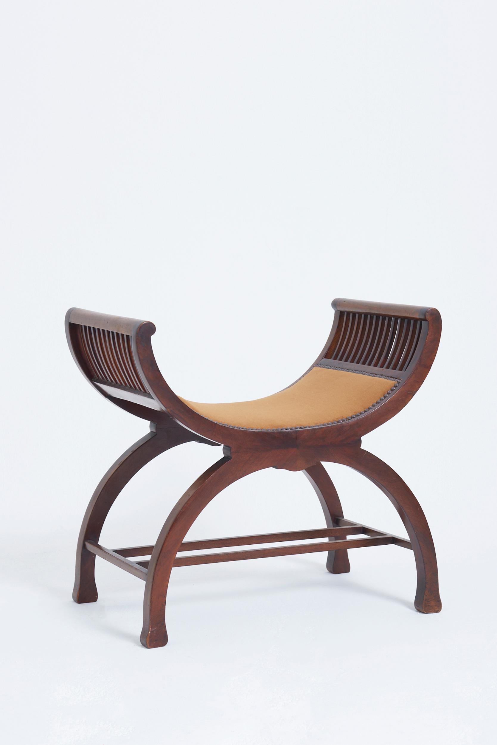 Tabouret en X en acajou
Angleterre, vers 1910
