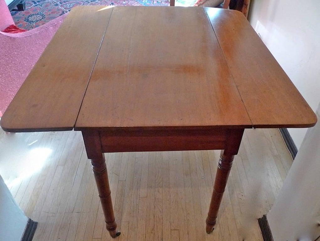 English XIX Georgian Pembroke Drop-Leaf Writing Table / Desk with 1 Deep Drawer In Distressed Condition For Sale In Santa Monica, CA