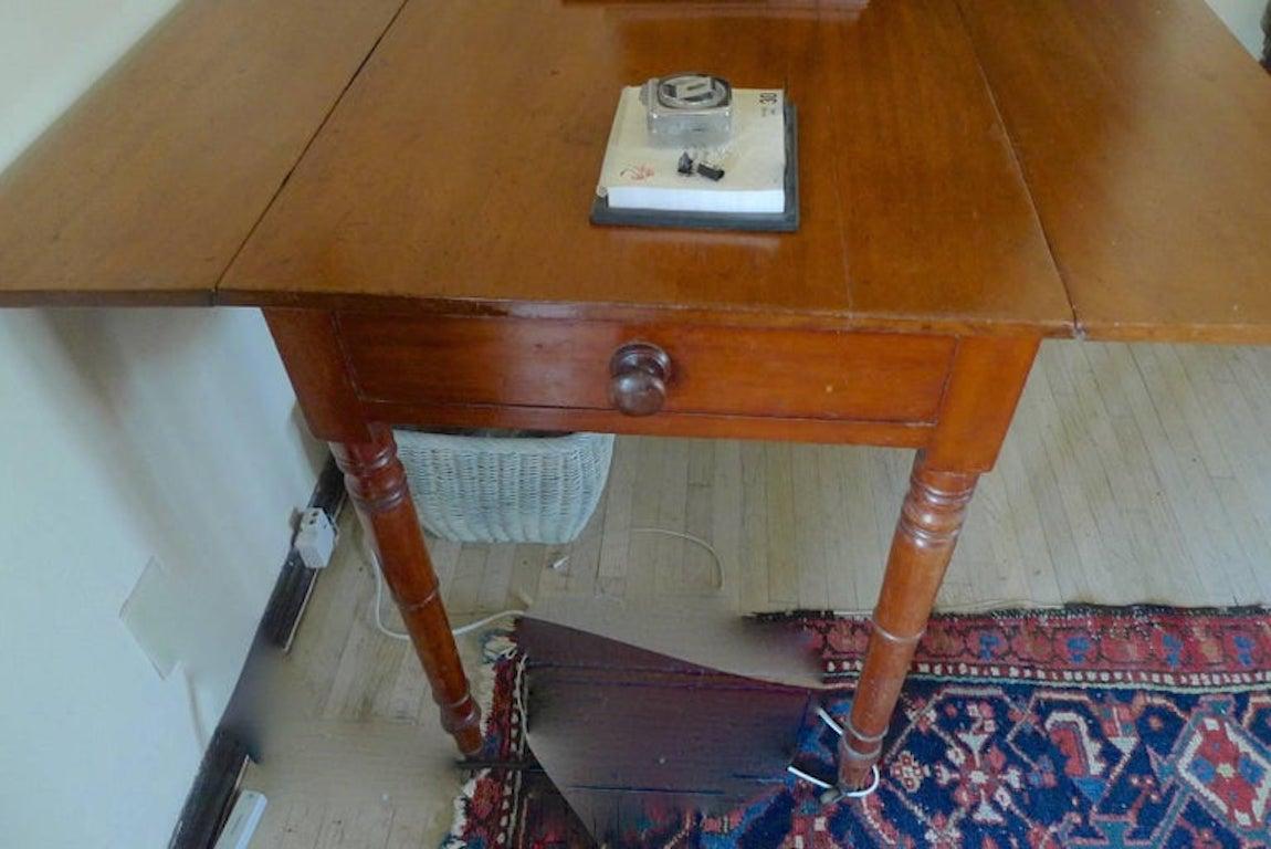 Mahogany English XIX Georgian Pembroke Drop-Leaf Writing Table / Desk with 1 Deep Drawer For Sale