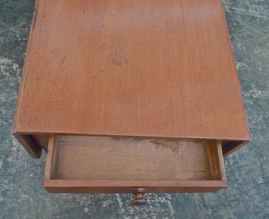 English XIX Georgian Pembroke Drop-Leaf Writing Table / Desk with 1 Deep Drawer For Sale 1