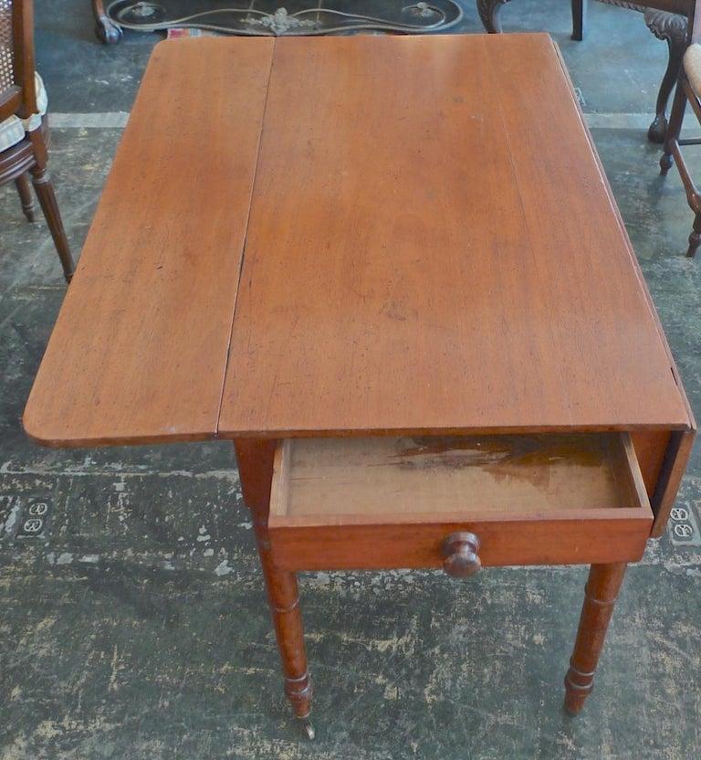 English XIX Georgian Pembroke Drop-Leaf Writing Table / Desk with 1 Deep Drawer For Sale 2