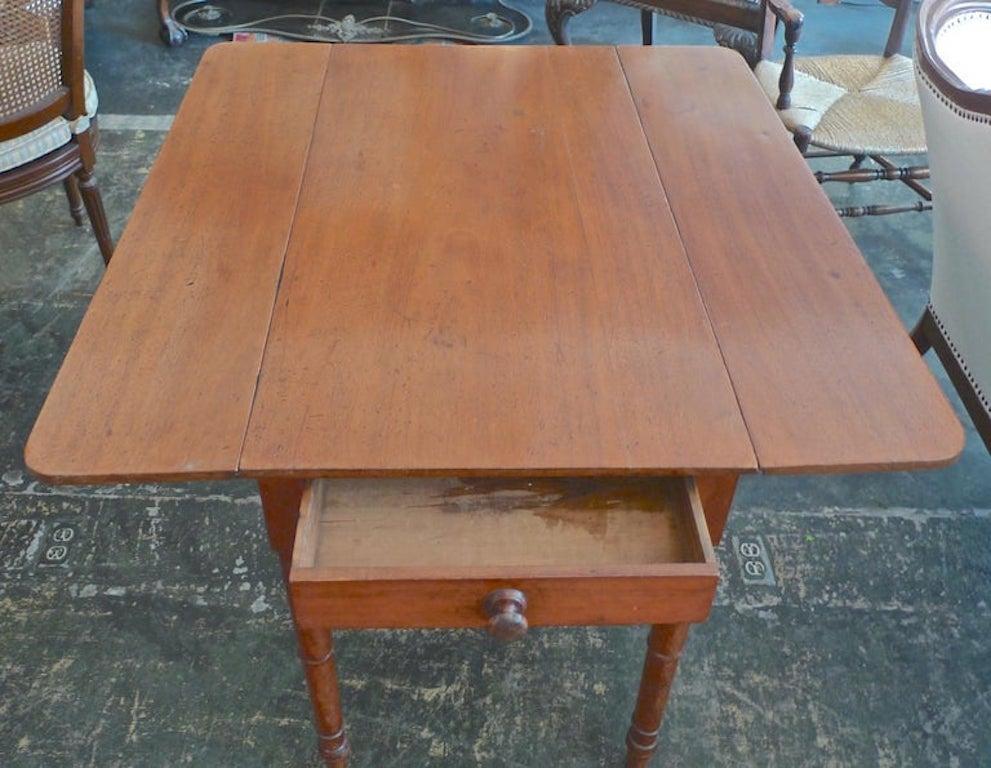 English XIX Georgian Pembroke Drop-Leaf Writing Table / Desk with 1 Deep Drawer For Sale 3