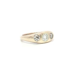 Ring aus englischem Gelbgold mit drei Diamanten im alten europäischen Schliff (insgesamt 1 Karat) im Zigeuner-Stil