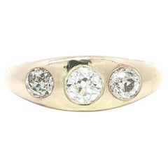 Ring aus englischem Gelbgold mit drei Diamanten im alten europäischen Schliff (insgesamt 1 Karat) im Zigeuner-Stil