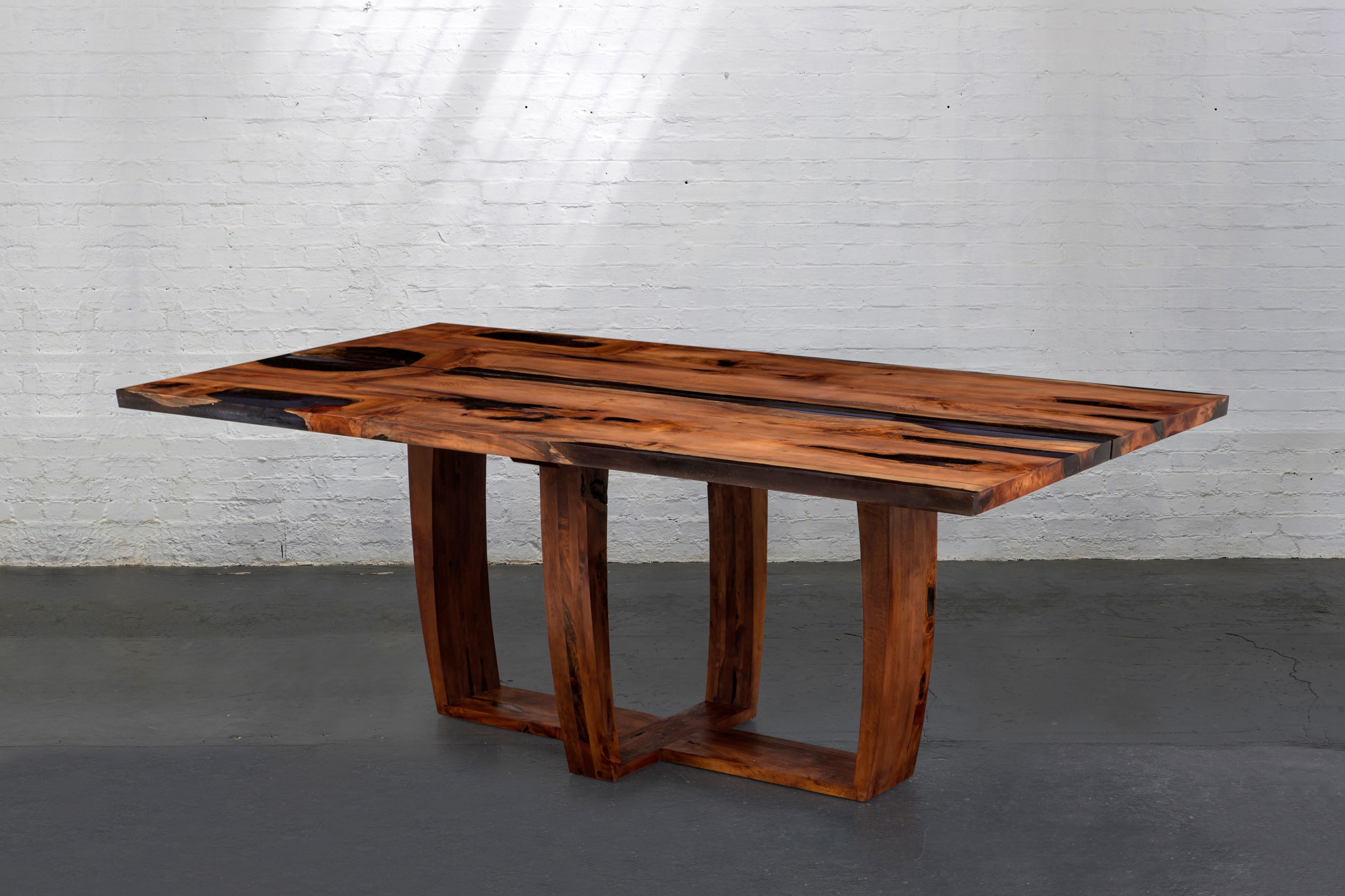 Mesa de tejo inglés, resina teñida de ébano, única en su especie. Moderno orgánico en venta