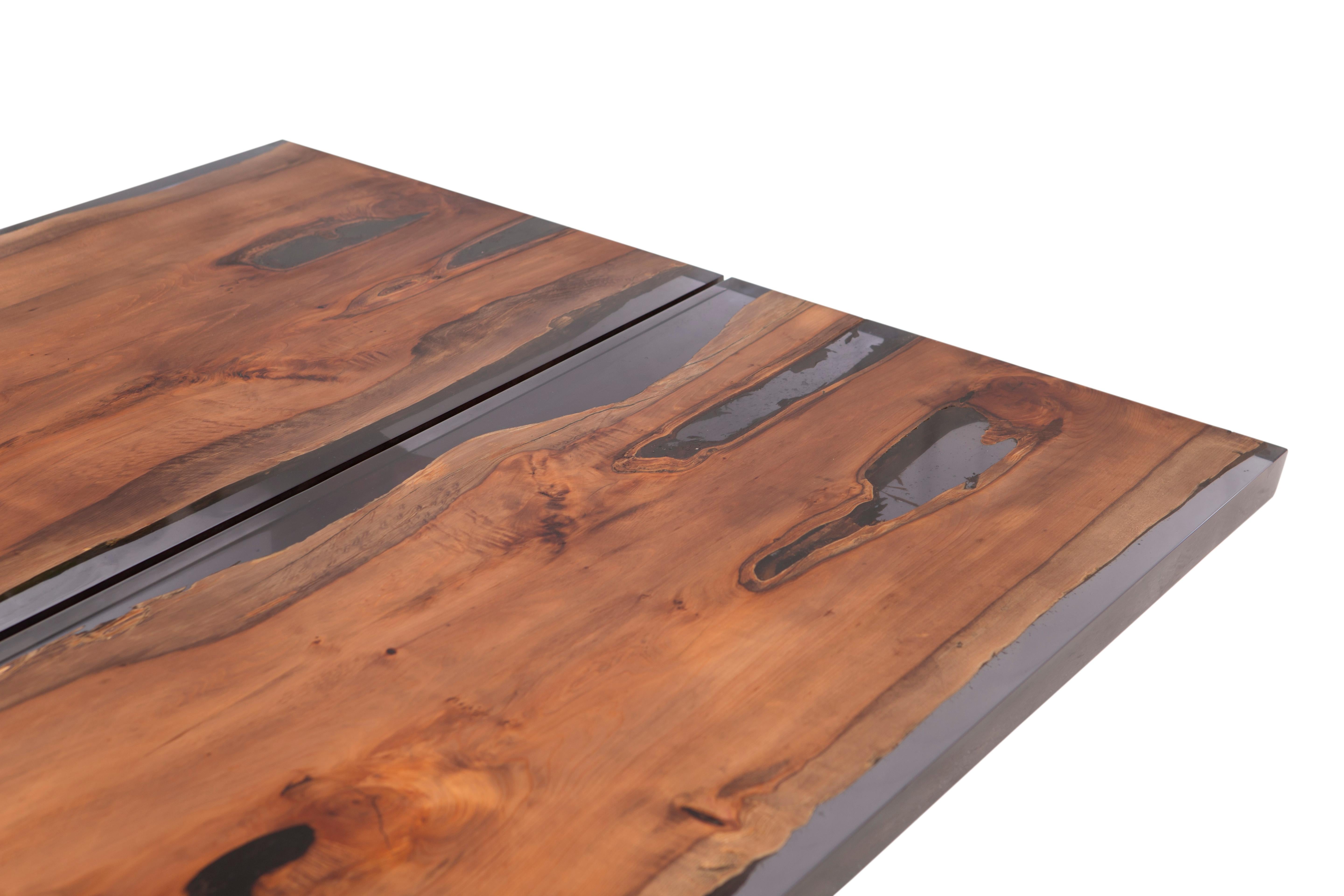 Mesa de tejo inglés, resina teñida de ébano, única en su especie. Aceitado en venta