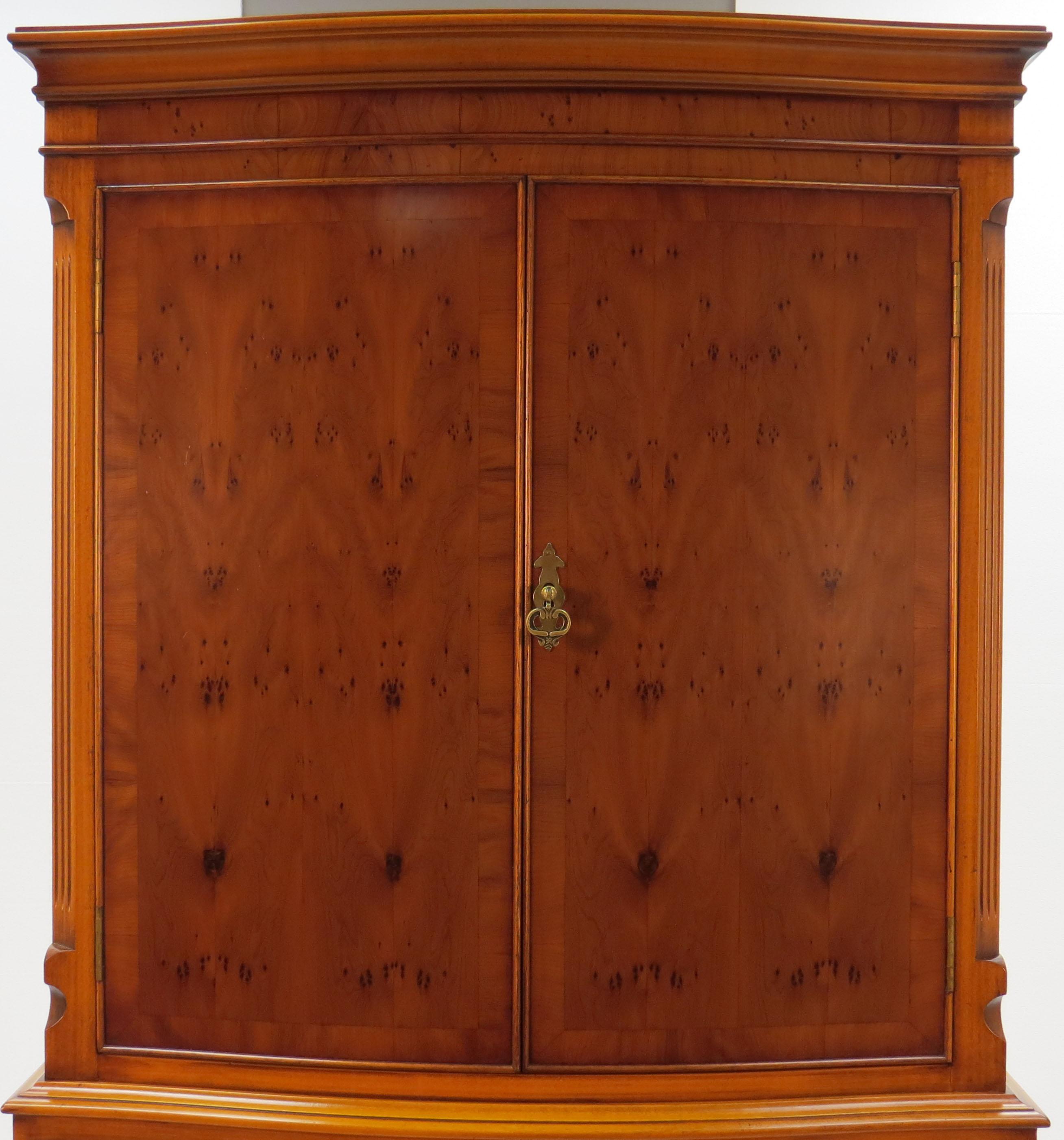 English Yew Wood Bow Front Liquor Cabinet Cocktail Drinks Bar In Good Condition In Atlanta, GA