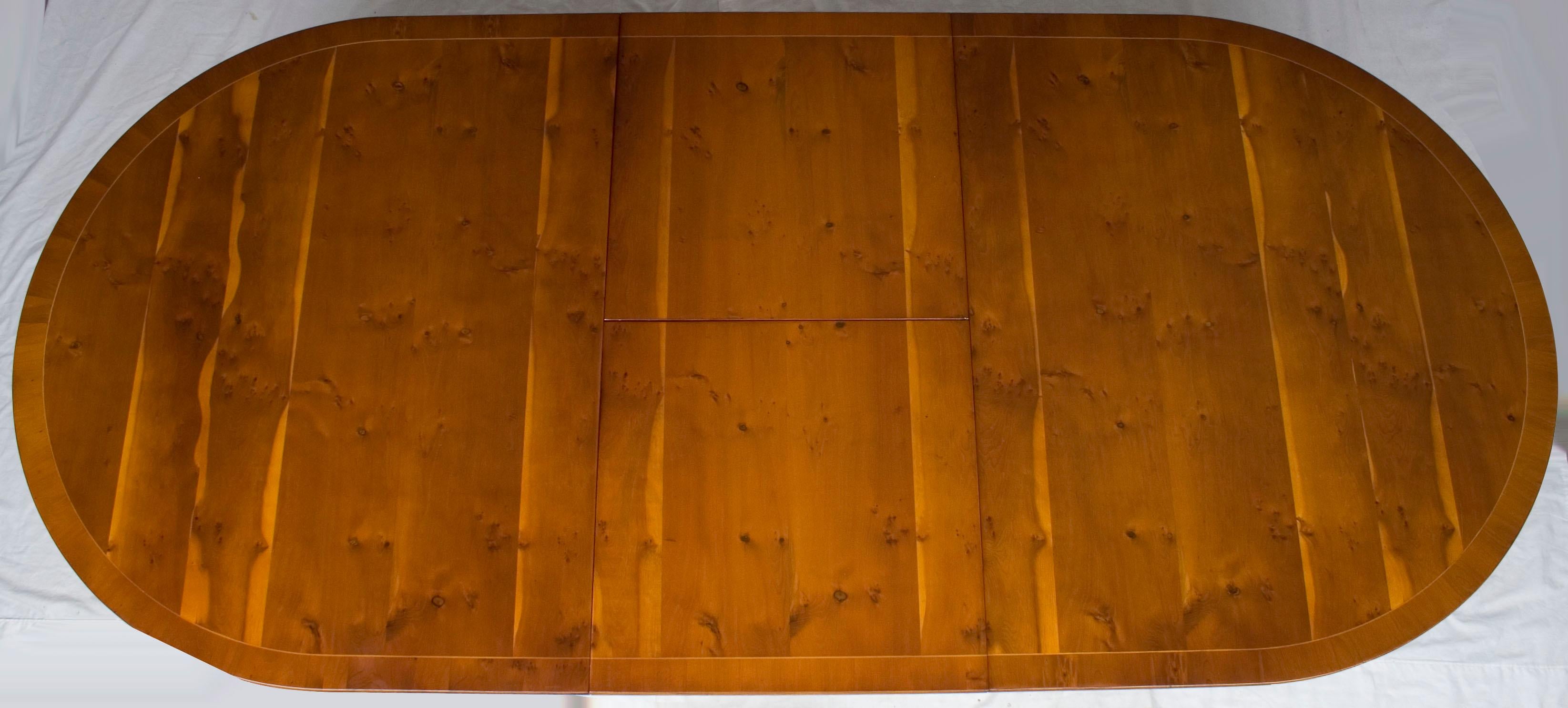English Yew Wood Extending Dining Room Table with Self Storing Leaf In Good Condition For Sale In Atlanta, GA