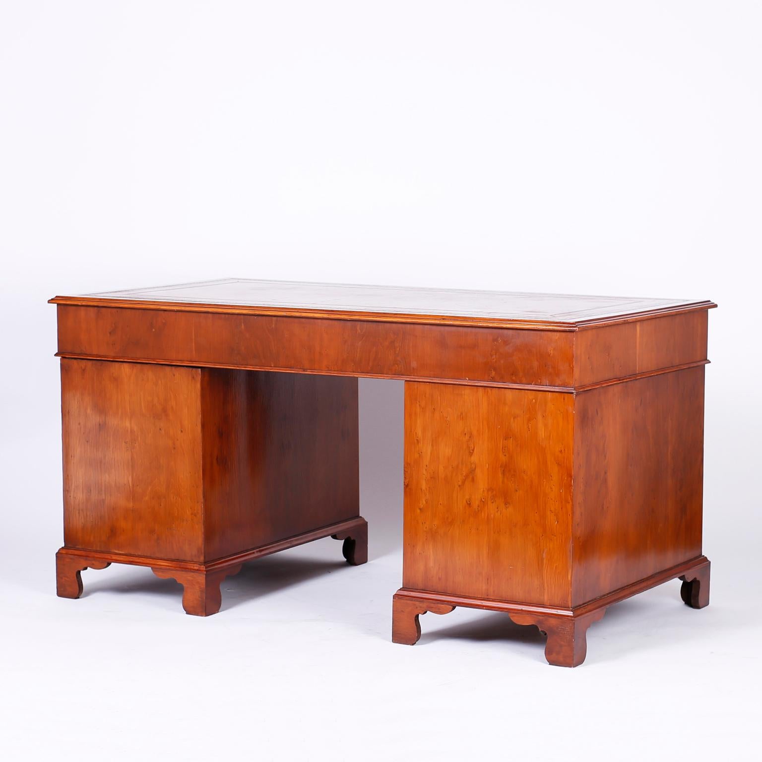 Englischer Eibenholz-Schreibtisch mit Lederauflage (19. Jahrhundert) im Angebot